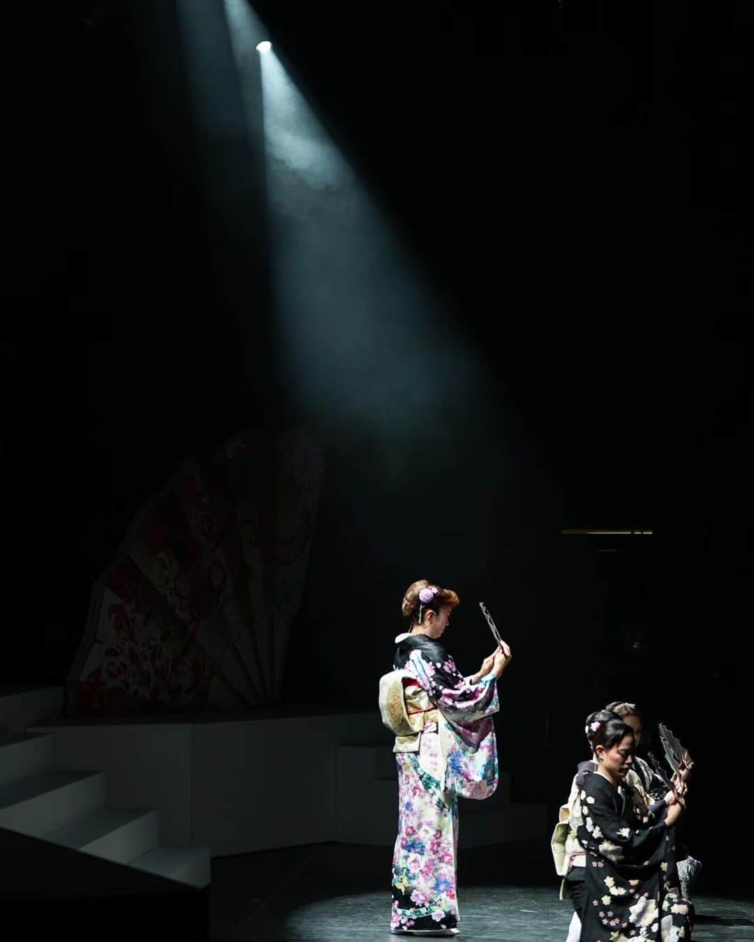 星吹彩翔さんのインスタグラム写真 - (星吹彩翔Instagram)「⁡ ⁡ Happy Halloween🎃 ⁡ 10月が今日で終わるということにびっくりしてます…🍁早いなー早すぎる。😳 ⁡ ⁡ 先月の舞台『THE 北翔まつり』 きよしさん　#ぼんちきよし さん @bonchi_kiyoshi  が、舞台稽古・本番と客席や舞台袖から写真を撮ってくださり沢山素敵なお写真をいただきました🥹 ありがとうございます！🙇🏻‍♀️✨ 遅くなっちゃったけど、思い出に残しておきたいので投稿させていただきます☺️🙏🏻 扇治郎さんとよしくんにマイクを舞台上でお渡しする時、よしくんがいつもめっちゃかわいい笑顔で取りにきてくれて、毎回嬉しすぎて最高に癒しでした🥰 写真の私の顔が物語ってます笑 他にも沢山♪載せきれないけど、お写真見てたらあの時の濃い日々が一瞬にして鮮明に思い出されます！ 楽屋もワイワイ楽しかったな〜✨ 「ジングル〜！」って走って駆け寄ってきてくれる奇跡的に撮れたよしくんの動画を今も見て癒されてます🤭 ⁡ ⁡ #北翔まつり #舞台写真 #舞台袖からの写真って素敵 #最後は爆笑繁子 #向こう側のちや姉との温度差よ笑 #よしくんに最後の方 #ジングルさま〜って言われてた #まさかのさま呼び　#爆笑🤣 #あーかわいぃ #星吹彩翔 ⁡」10月31日 13時06分 - ayato_hoshibuki