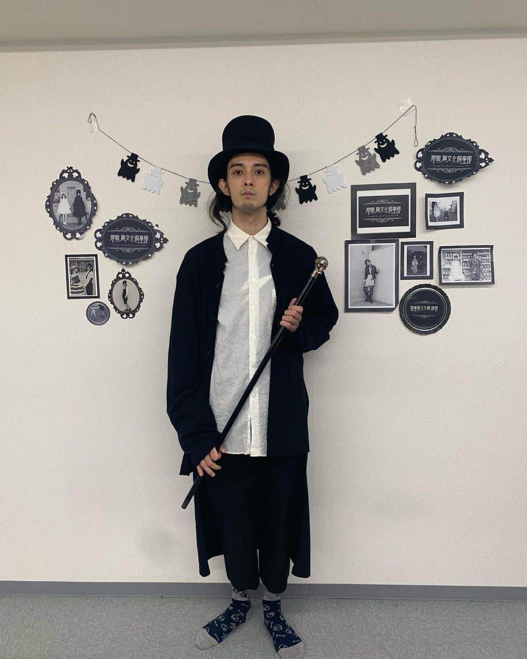 栗原類のインスタグラム：「ハッピーハロウィン 今年も仮装はできませんが、負けない様なゴス要素たっぷりの正装をして過ごします。 普段からゴスの格好をすることが多いのですが、ハロウィンは遠慮なく全面にゴスを出せるのに嬉しく思います。 今年聞く曲はVoltaireのBRAINS!です。 #happyhalloween  #goth #gothfashion  #ハロウィン　#ゴス」