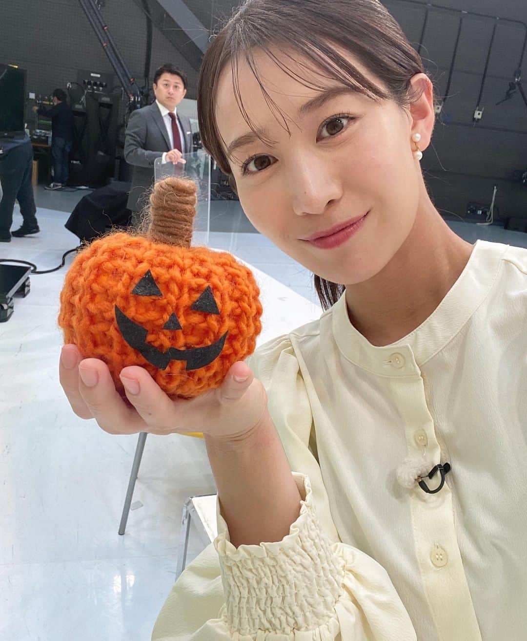 島津咲苗のインスタグラム：「ハッピーハロウィン🎃👻 "仮装"の代わり？！と言ってはなんですが BIGな竹田さんを、、、😆笑 . . . #メーテレ #ドデスカ #アナウンサー #竹田基起 #メーテレアナウンサー #島津咲苗 #名古屋 #ハロウィン #halloween #halloweenfood #happyhalloween」