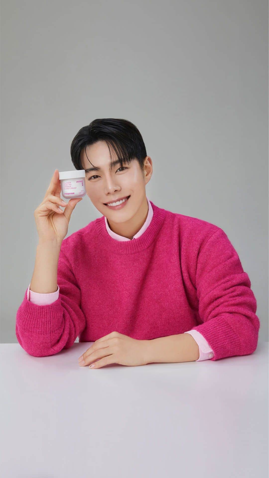 のインスタグラム：「⠀ 이니스프리와 레오제이가 함께하는 ⠀ 𝗡𝗘𝗪 ‘콜라겐 그린티 탄력장벽 크림’의⠀ 생생한 촬영 현장을 공개합니다✨⠀ ⠀ 레오제이(@leojmakeup) 유튜브 속⠀ 콜라겐 크림 영상과 곧 다가올 특별한⠀ 기획전 소식도 꼭 확인해 보세요-!⠀ ⠀ #이니스프리 #그린티콜라겐탄력장벽크림⠀  Let us introduce the NEW live shooting of Collagen Green Tea Elastic Barrier Cream with INNISFREE and LeoJ  Check out the collagen cream video on LeoJ‘s(@leojmakeup YouTube and the new upcoming special promotion.  #INNISFREE #CollagenGreenteaCeramideBounceCream」