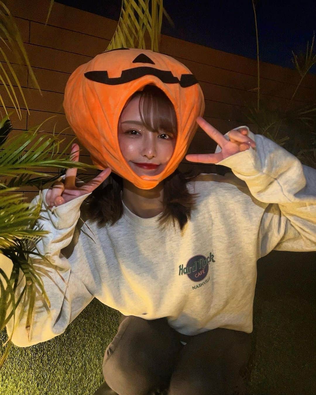 ほのかのインスタグラム：「happy  halloween👻🧡💜 と、めでたい日🥳  #お米は５合炊いてもすぐ無くなる #ちゃんと最後までかぶってた🎃 #私の好物はししとう🫑」
