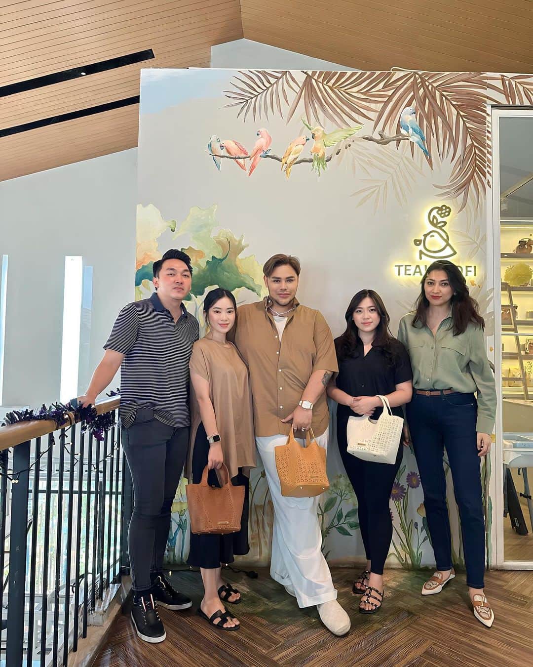 のインスタグラム：「I’m not just lucky. You know what I am ? I am smart, I am talented, and I took all the possibilities and opportunities just like what i did today.  Having a good meeting with great person. I hope we had a chance to make something new together  and making "soon to be" a collaboration.   #Ivangunawan  #workwithlove #collaborations #spreadlovehappiness」