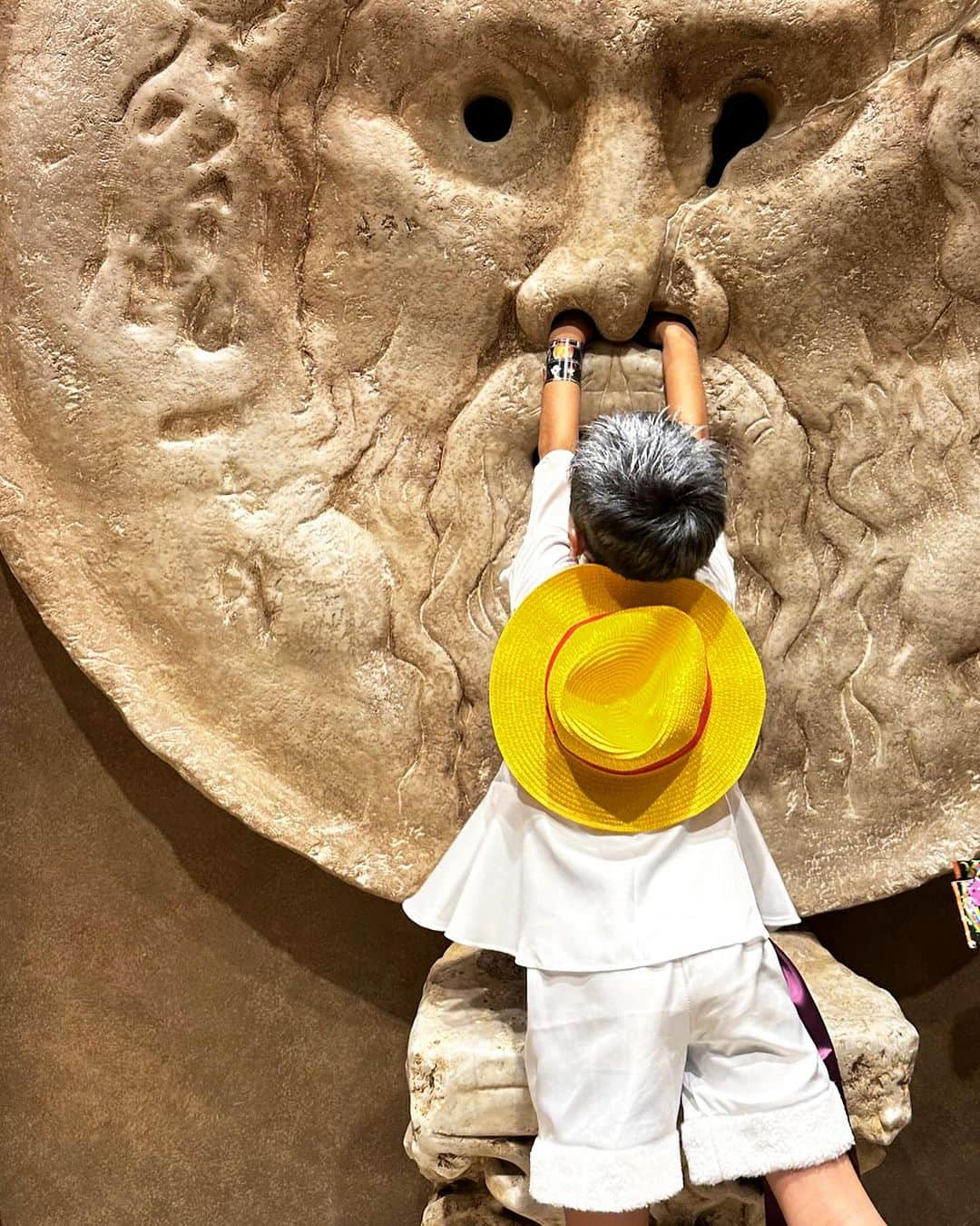 小脇美里のインスタグラム：「・ HAPPY ハロウィン🎃  毎年恒例の、幼馴染たちとのハロウィン👻  今年は、 #ニカルフィ をリクエストされたのだけど。  まだ市場に、ニカルフィは出回ってなくて😭 大人用を探して見つけ、チクチクお直し🪡 髪の毛もカラースプレーで白にして🤍 息子の求めるクオリティに近づけるのに母さん必死😭  娘はプリキュアの #キュアプリズム これはフルで揃っていたから楽だわ♡と思っていたら 直前に、カチューシャが売り切れて焦る🫢  息子の親友は毎回クオリティ高い 手作りお面‼️今年は🐸立体感に感動🥺  ガールズは魔女🧙‍♀️🦹‍♀️  子ども達の成長を感じられてほっこりでした♡ 毎年たのしい、ハロウィンパーティー🎃」