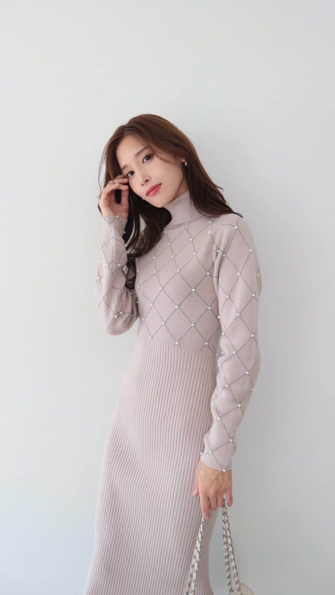 デュラスアンビエントのインスタグラム：「#ダイヤパターンパールデザインニットワンピース <White, Pink, Black, Bicolor> 【11/8(WED)20:00-】  AMBIENTで人気のシルエットを甘やかに仕上げた、冬のニットワンピース。  今季トレンドの格子デザインを、小粒パールとラメ糸で表現し、違った印象を楽しめるよう、それぞれの色味に合わせた配色に。  肌あたりの滑らかな肉厚のニットは、厚みのあるジャガード編みと、伸縮性あるリブ編みを上下で切り替え、スタイルアップする細見えを実現しました。  ＿＿＿＿＿＿＿＿＿＿＿ ✔︎ @ambient_styling #AMBIENT #ambient_official #ambientstyle #アンビエント #ニットワンピース #ワンピース #秋ワンピース」