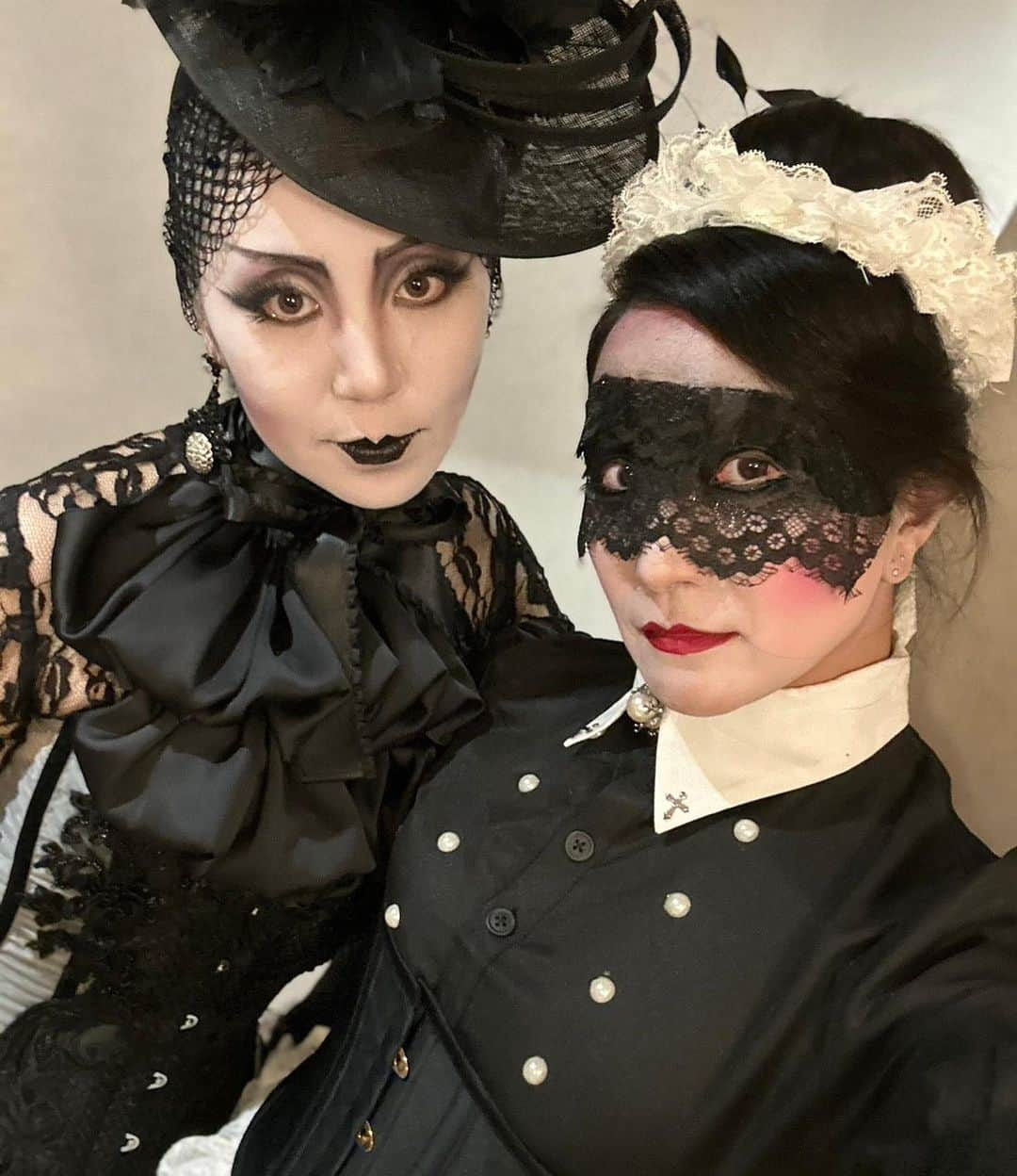 緑川ミラノさんのインスタグラム写真 - (緑川ミラノInstagram)「2023/10/31  Happy 🎃 Halloween  - - - - - 🥀🥀🥀 - - - - -  @amaranthregine  #緑川ミラノ #マメ山田　  @operapink.butterfly   hairmake @kuwahalaion   - - - - - 🥀🥀🥀 - - - - -  《 ABOUT 緑川ミラノ 》 日常にセクシーとゴージャスを🫦🌹 オンラインセレクトショップ 「Baby Doll Tokyo -mirano BOTE-」運営  天然バロックパールのアクセサリーショップ 「Freya-フレイヤ-」でも女性の美を応援中💋  不定期開催のポップアップストアなどについて まとめてあります🖤  スタイリスト、スタイリング コーディネート提案✨ コルセット・着用体験ライブトークショー⌛️ お仕事のご依頼はお気軽にDMで💌✨  - - - - - 🥀🥀🥀- - - - -  #緑川ミラノ #マダムミラノ #美と退廃 #コルセット #コルセットコーデ #フェティッシュ #キモノコルセット #corset  #fetish #corsetdress」10月31日 13時18分 - midorikawa_mirano