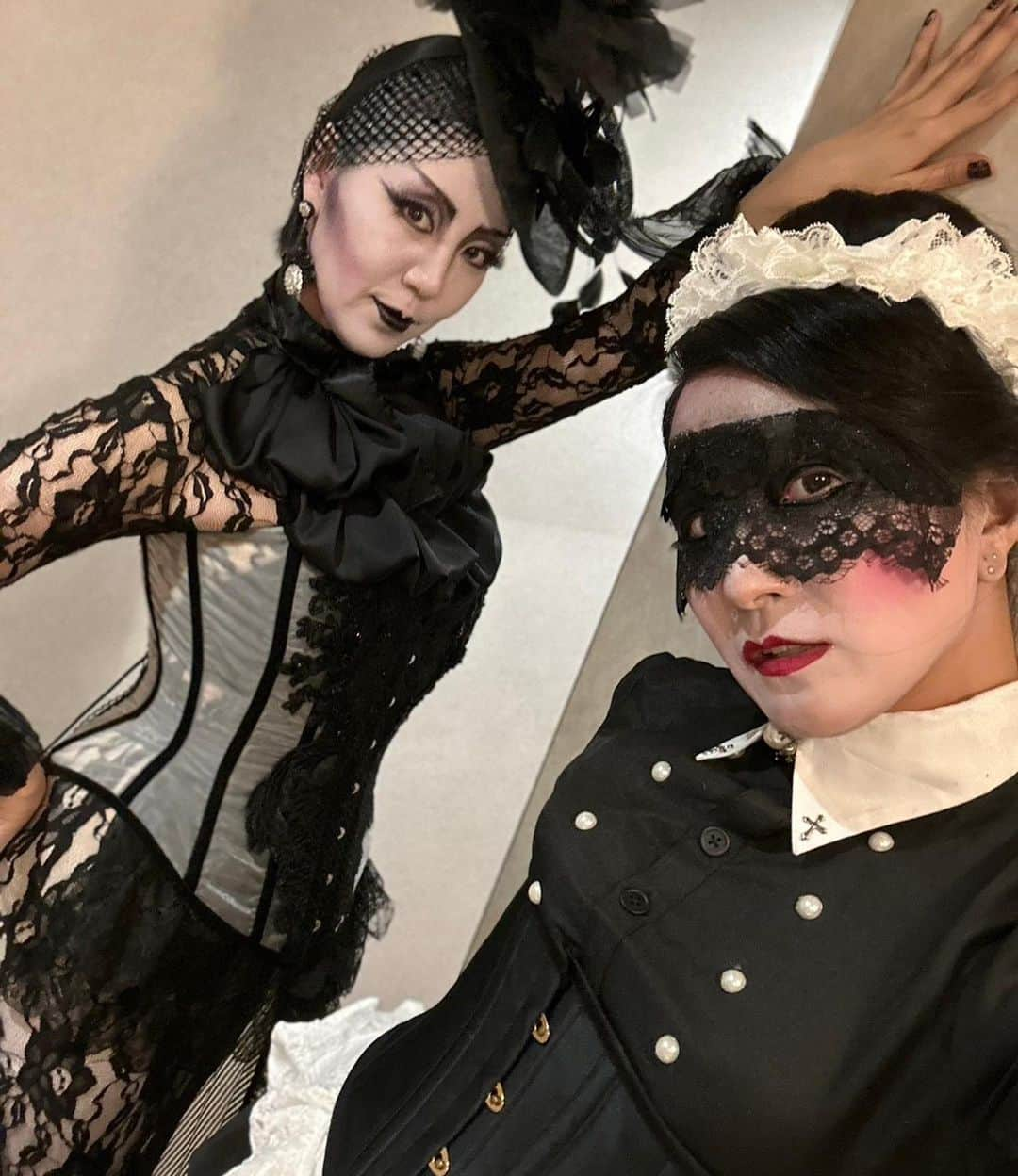 緑川ミラノさんのインスタグラム写真 - (緑川ミラノInstagram)「2023/10/31  Happy 🎃 Halloween  - - - - - 🥀🥀🥀 - - - - -  @amaranthregine  #緑川ミラノ #マメ山田　  @operapink.butterfly   hairmake @kuwahalaion   - - - - - 🥀🥀🥀 - - - - -  《 ABOUT 緑川ミラノ 》 日常にセクシーとゴージャスを🫦🌹 オンラインセレクトショップ 「Baby Doll Tokyo -mirano BOTE-」運営  天然バロックパールのアクセサリーショップ 「Freya-フレイヤ-」でも女性の美を応援中💋  不定期開催のポップアップストアなどについて まとめてあります🖤  スタイリスト、スタイリング コーディネート提案✨ コルセット・着用体験ライブトークショー⌛️ お仕事のご依頼はお気軽にDMで💌✨  - - - - - 🥀🥀🥀- - - - -  #緑川ミラノ #マダムミラノ #美と退廃 #コルセット #コルセットコーデ #フェティッシュ #キモノコルセット #corset  #fetish #corsetdress」10月31日 13時18分 - midorikawa_mirano