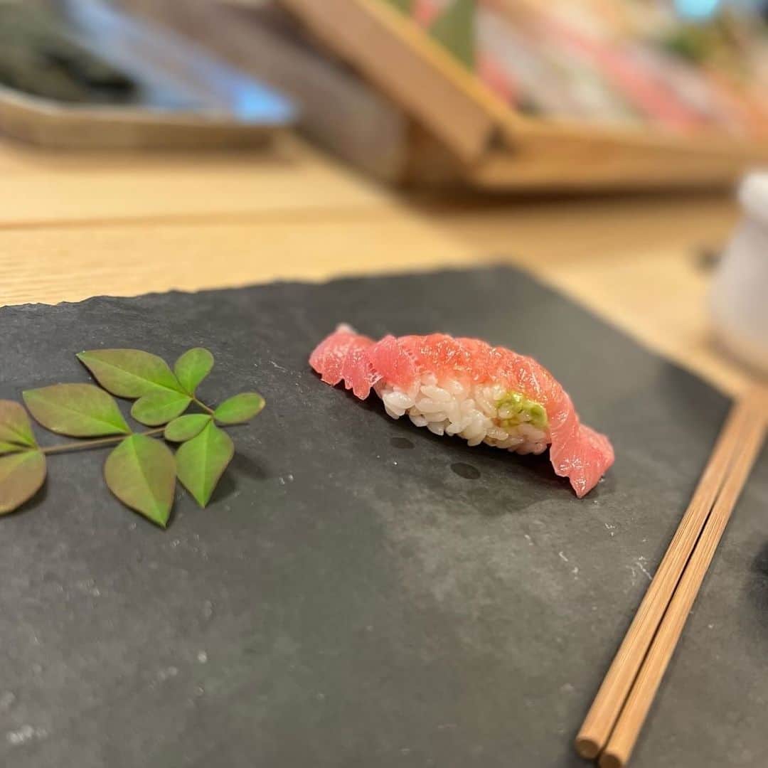 鳥越裕貴のインスタグラム：「🍣 #いま #ものすごく #お寿司 #たべたい」