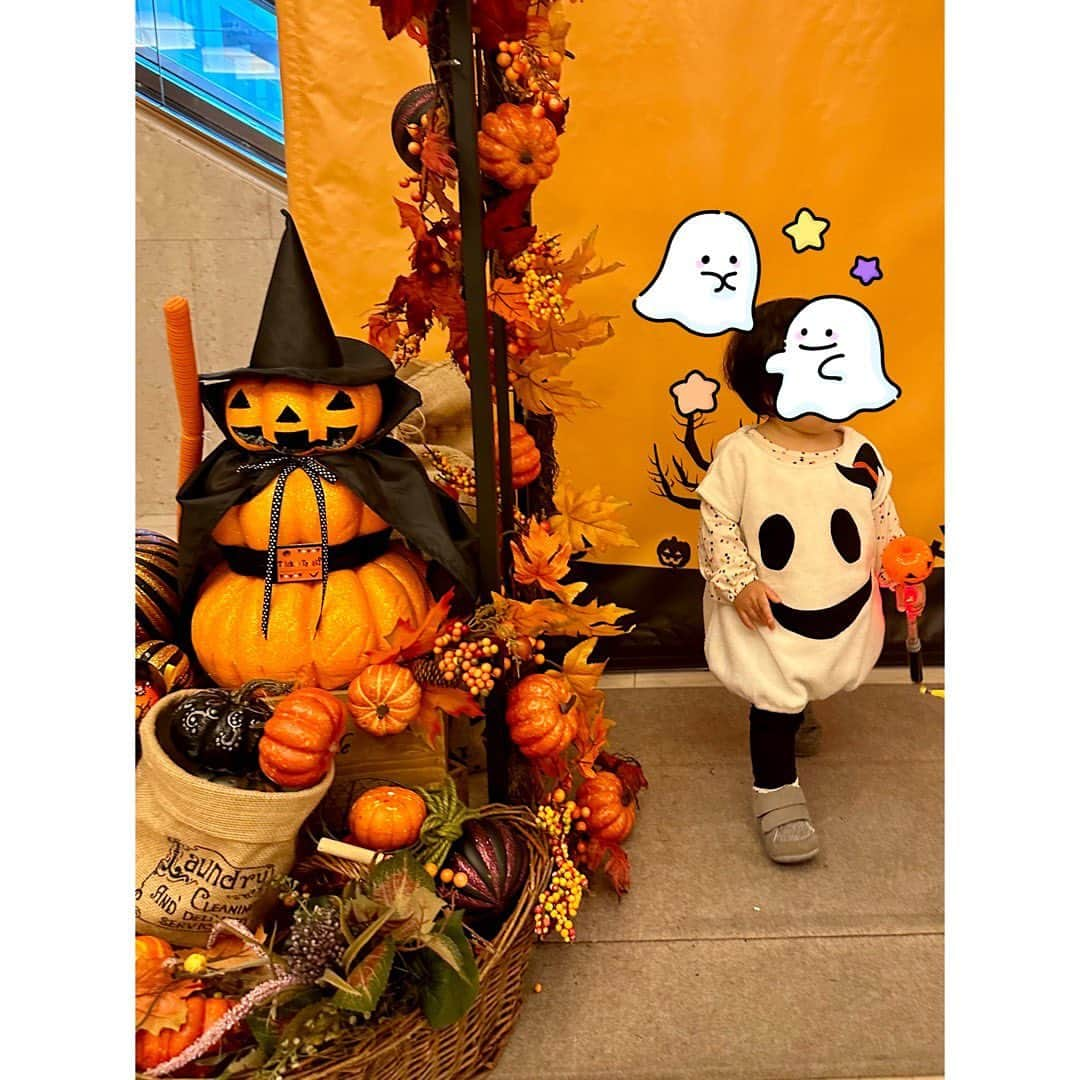 永末まゆさんのインスタグラム写真 - (永末まゆInstagram)「ハッピーハロウィン🎃👻  今年も、 @royalparkhotel.tokyo にて、ハロウィンを楽しみました。去年から1人増えて、ミニおばけは2人👻👻  ロビーのお話の飾りつけ、季節感あって大好き。 ホテルのスタッフさんも、みーんな優しくて大好き。 (子連れの人にも、めちゃくちゃおすすめ！)  アフタヌーンティーとケーキは、季節ごとにコンプリートしていて🤣これからクリスマスとお正月バージョンが楽しみです☺️  ・ ・ ・  #365日願いが叶うホテル #ロイヤルパークホテル水天宮 #ハロウィン #子連れカフェ #子連れホテル」10月31日 13時20分 - nagasuemayu