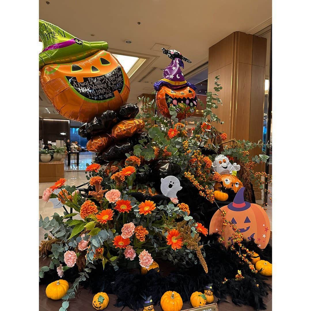 永末まゆさんのインスタグラム写真 - (永末まゆInstagram)「ハッピーハロウィン🎃👻  今年も、 @royalparkhotel.tokyo にて、ハロウィンを楽しみました。去年から1人増えて、ミニおばけは2人👻👻  ロビーのお話の飾りつけ、季節感あって大好き。 ホテルのスタッフさんも、みーんな優しくて大好き。 (子連れの人にも、めちゃくちゃおすすめ！)  アフタヌーンティーとケーキは、季節ごとにコンプリートしていて🤣これからクリスマスとお正月バージョンが楽しみです☺️  ・ ・ ・  #365日願いが叶うホテル #ロイヤルパークホテル水天宮 #ハロウィン #子連れカフェ #子連れホテル」10月31日 13時20分 - nagasuemayu