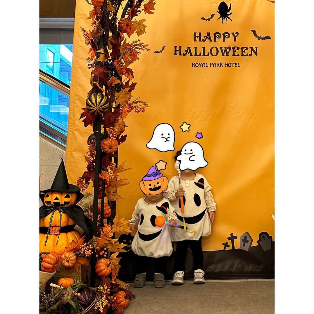 永末まゆさんのインスタグラム写真 - (永末まゆInstagram)「ハッピーハロウィン🎃👻  今年も、 @royalparkhotel.tokyo にて、ハロウィンを楽しみました。去年から1人増えて、ミニおばけは2人👻👻  ロビーのお話の飾りつけ、季節感あって大好き。 ホテルのスタッフさんも、みーんな優しくて大好き。 (子連れの人にも、めちゃくちゃおすすめ！)  アフタヌーンティーとケーキは、季節ごとにコンプリートしていて🤣これからクリスマスとお正月バージョンが楽しみです☺️  ・ ・ ・  #365日願いが叶うホテル #ロイヤルパークホテル水天宮 #ハロウィン #子連れカフェ #子連れホテル」10月31日 13時20分 - nagasuemayu