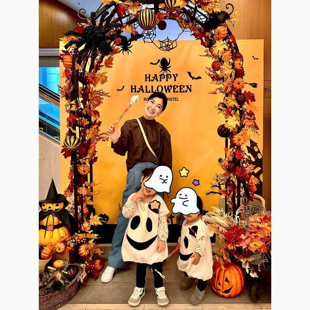 永末まゆさんのインスタグラム写真 - (永末まゆInstagram)「ハッピーハロウィン🎃👻  今年も、 @royalparkhotel.tokyo にて、ハロウィンを楽しみました。去年から1人増えて、ミニおばけは2人👻👻  ロビーのお話の飾りつけ、季節感あって大好き。 ホテルのスタッフさんも、みーんな優しくて大好き。 (子連れの人にも、めちゃくちゃおすすめ！)  アフタヌーンティーとケーキは、季節ごとにコンプリートしていて🤣これからクリスマスとお正月バージョンが楽しみです☺️  ・ ・ ・  #365日願いが叶うホテル #ロイヤルパークホテル水天宮 #ハロウィン #子連れカフェ #子連れホテル」10月31日 13時20分 - nagasuemayu