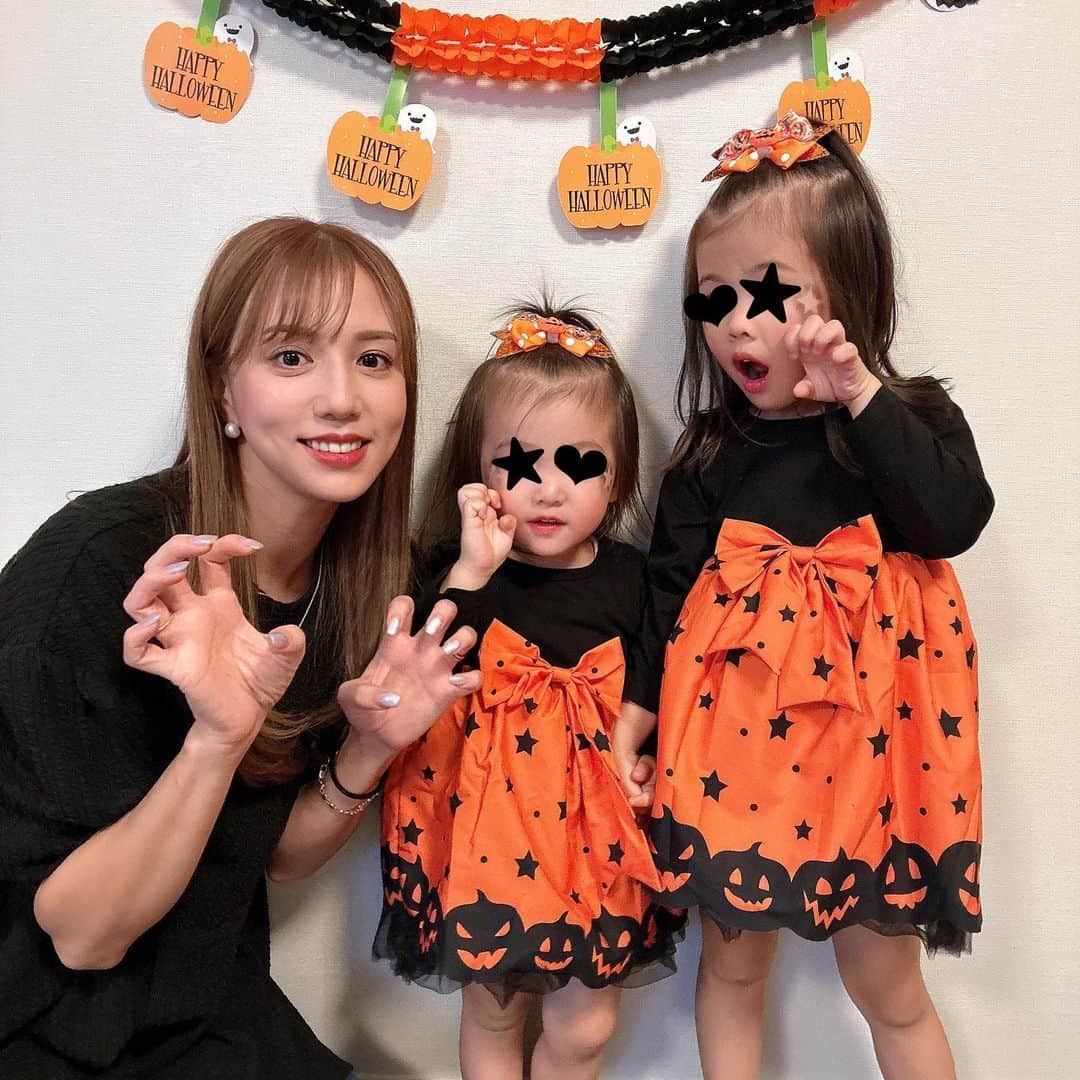 丸高愛実のインスタグラム：「Happy Halloween 🎃❤︎  今日はお菓子をくれなきゃいたずらしていい日なんだよー🍭🍫🍪🍬🍩 と悪い顔してこども園へ向かいました😂  #halloween」