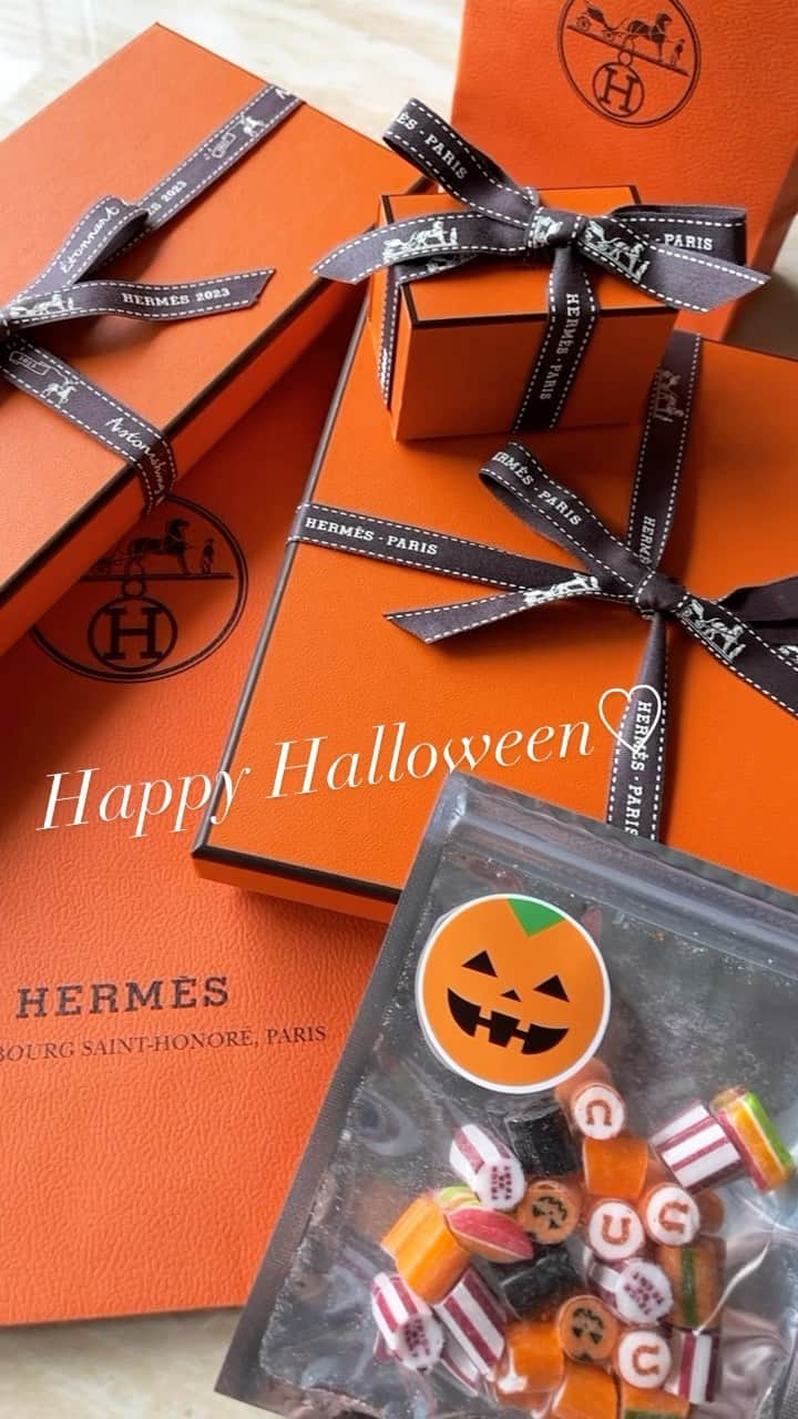 東條恭子のインスタグラム：「. . 𝙃𝘼𝙋𝙋𝙔 𝙃𝘼𝙇𝙇𝙊𝙒𝙀𝙀𝙀𝙀𝙀𝙉🖤🖤🖤 @hermes × @papabubblejapan 🍭👻🎃🧡 . . . #halloween #hermes #papabubble #halloweenvibes #halloweencandy #notforsale #new🍊」