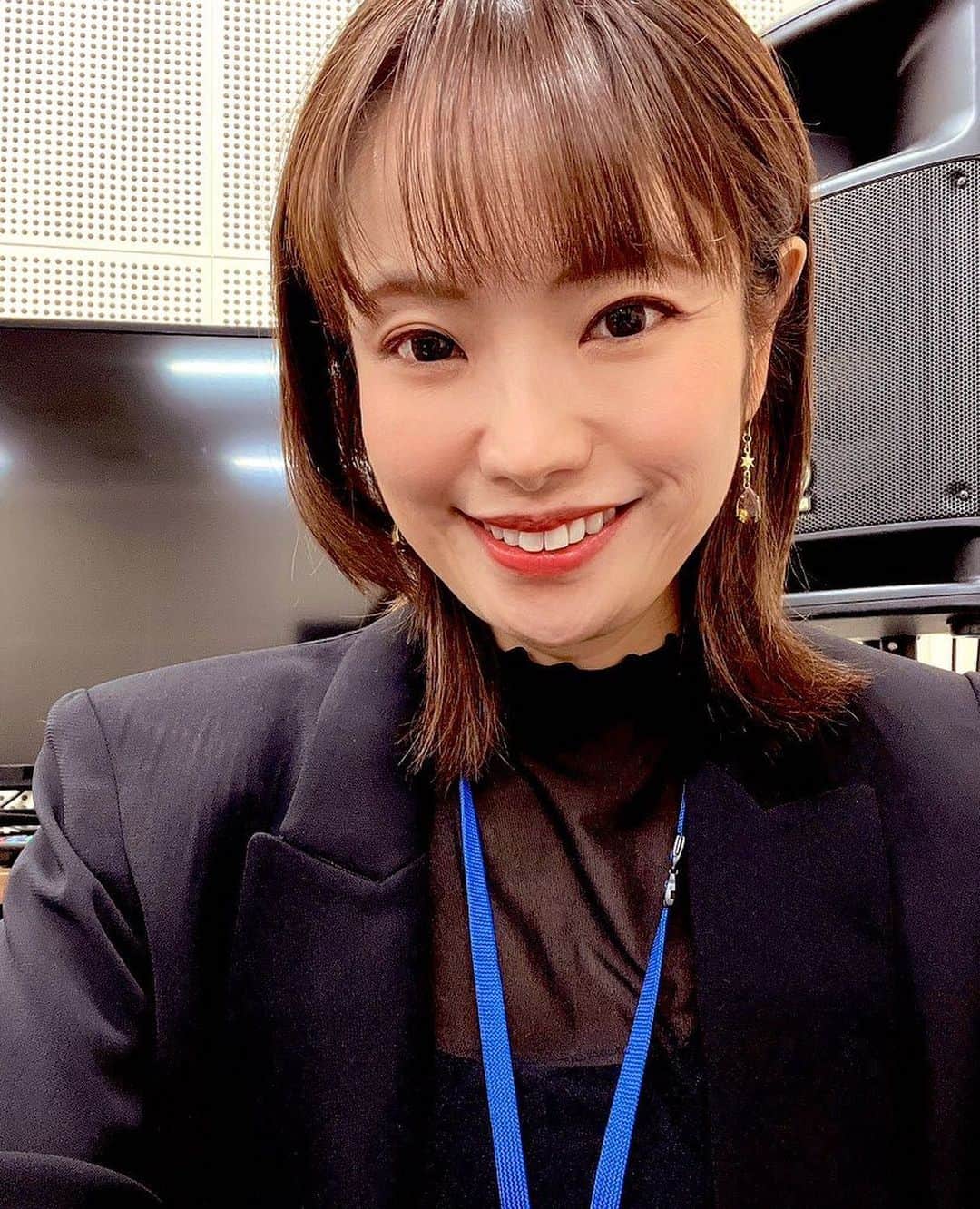 SHUUBIさんのインスタグラム写真 - (SHUUBIInstagram)「週末に睡眠に特化して本気で休むことに集中できたため昨日は朝から身体や脳の調子がとても良かった。 いやもう30日くらいぶりに調子が良かった。 脳を休めるって必須。 身体を休めるって大事だぁ🥹 仕事から帰ってきても、へとへとではなかった。 健康よ、ありがとう。  今日も変わらず、いい調子です。  そして今日はハロウィン🎃👻🧟‍♀️とのことですね 数年前の戯れの写真を貼っておきます😁 コロナ禍で、少しでも皆さんに笑っていただきたくていたしてしまった人生初のコスプレ。 結局、自分が1番楽しんでしまいましたが😅 もうこのようなことは、よほどの天変地異でもない限りないことと思いますので😂😅🙏笑 ご笑味（見）くださいませね😝  #shuubi #元気 #睡眠 #大事 #脳を休める #身体休める #健康1番 #お疲れ様 #また頑張るために #よく休もう #ハロウィン #ハロウィンコスプレ #人生とは  #働きすぎには気をつけよう」10月31日 13時21分 - shuubihidemi