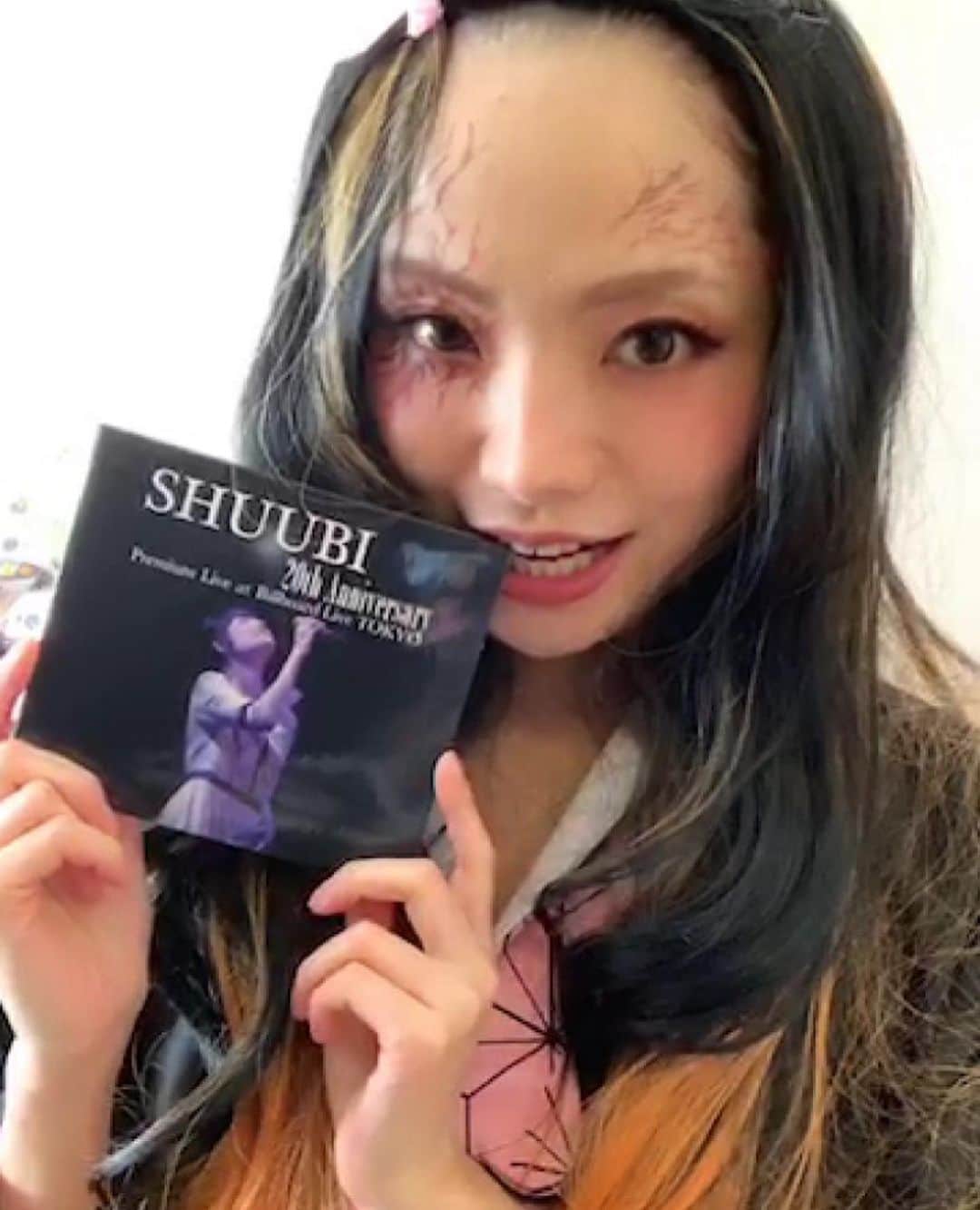 SHUUBIさんのインスタグラム写真 - (SHUUBIInstagram)「週末に睡眠に特化して本気で休むことに集中できたため昨日は朝から身体や脳の調子がとても良かった。 いやもう30日くらいぶりに調子が良かった。 脳を休めるって必須。 身体を休めるって大事だぁ🥹 仕事から帰ってきても、へとへとではなかった。 健康よ、ありがとう。  今日も変わらず、いい調子です。  そして今日はハロウィン🎃👻🧟‍♀️とのことですね 数年前の戯れの写真を貼っておきます😁 コロナ禍で、少しでも皆さんに笑っていただきたくていたしてしまった人生初のコスプレ。 結局、自分が1番楽しんでしまいましたが😅 もうこのようなことは、よほどの天変地異でもない限りないことと思いますので😂😅🙏笑 ご笑味（見）くださいませね😝  #shuubi #元気 #睡眠 #大事 #脳を休める #身体休める #健康1番 #お疲れ様 #また頑張るために #よく休もう #ハロウィン #ハロウィンコスプレ #人生とは  #働きすぎには気をつけよう」10月31日 13時21分 - shuubihidemi
