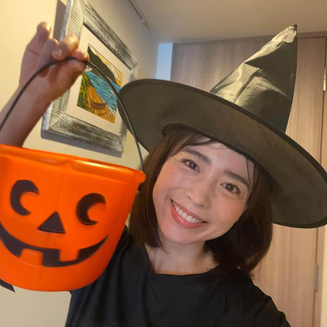 久保順子さんのインスタグラム写真 - (久保順子Instagram)「ハッピーハロウィン🎃👻 お菓子を取りに来てくれる子たち待ちです🤭🤭🧙‍♀️  毎年恒例となってたイベント (ご近所巡りするだけですが🙃) 小3男子(息子含め)…全員不参加。 寂しい成長🫣 小3女子は来てくれました♪♪ 仮装姿🥸可愛かったなぁー いつまで続けてくれるかな🤭🤭」10月31日 13時27分 - kubojun86