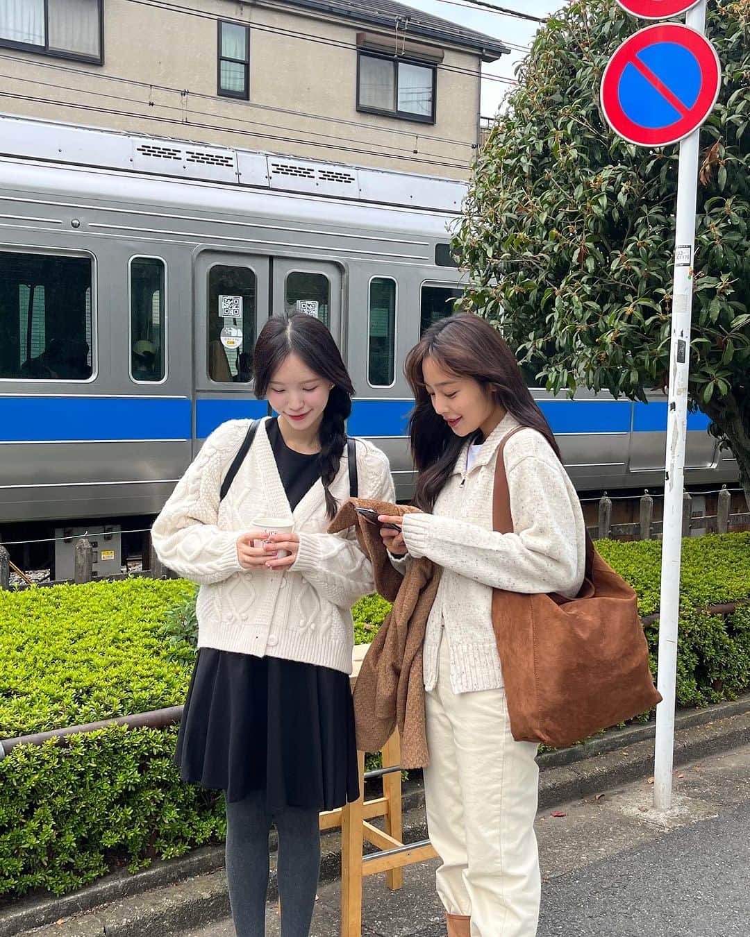 HOTPING公式アカウントさんのインスタグラム写真 - (HOTPING公式アカウントInstagram)「ソヨンちゃんのキュートなイメージにピッタリなコーデ🐑💓  レトロっぽいコーデと電車の背景って最強すぎませんか？🚋  日本の落ち着いた街並みはどこで撮っても映えて 本当に素敵だなぁと改めて思いました👏  #japan #tokyo #日本 #東京 #日本旅行 #モデル #hotping日本撮影 #f/wコーデ #秋コーデ #冬コーデ #リンクコーデ #ツインルック #新作 #韓国通販サイト #韓国ブランド #韓国ファッション #韓国コーデ #カジュアル #カジュアルコーデ #シンプルコーデ #体型カバー #hotping #ホットピング #fashion #dailylook #ootd #일본 #도쿄」10月31日 15時55分 - hotping_japan