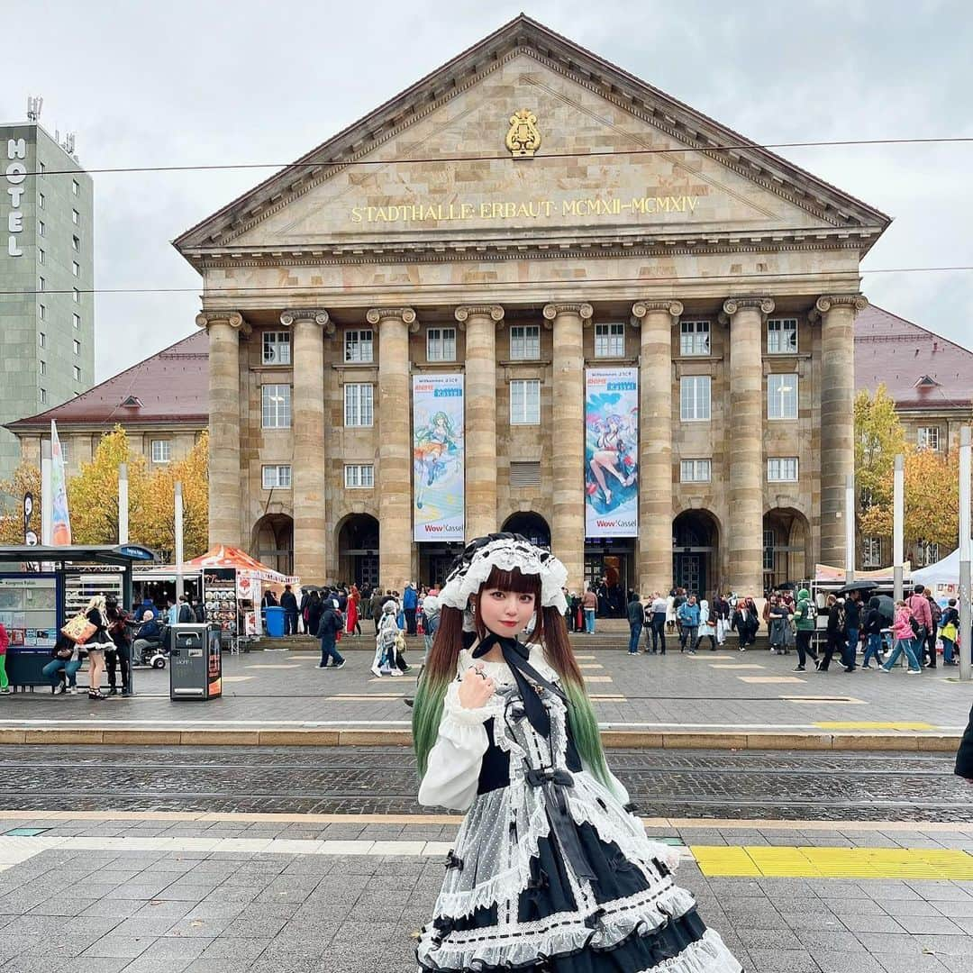 春奈るなのインスタグラム：「昨日の深夜に帰国しました✨ カッセル、とっても素敵なところだった☺️ お天気は雨模様だったけど、荘厳な建物から可愛らしい建物まで色々見られて歩いてるだけで胸が躍っちゃった☺️ あと緑豊かな広場や公園がたくさんあったよ🌿✨ また行きたいなぁ☺️🇩🇪  #kassel  #germany  👗 @babythessbofficial」