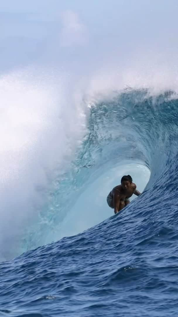 前田マヒナのインスタグラム：「Last wave of the trip 🤍 Thanks @terevadavid for letting me have it 💁‍♀️🫶🫶  Riding a 5’8” @bretboards  @naminori_japan @naoyakimoto @namidensetsu #saveteahupoo」