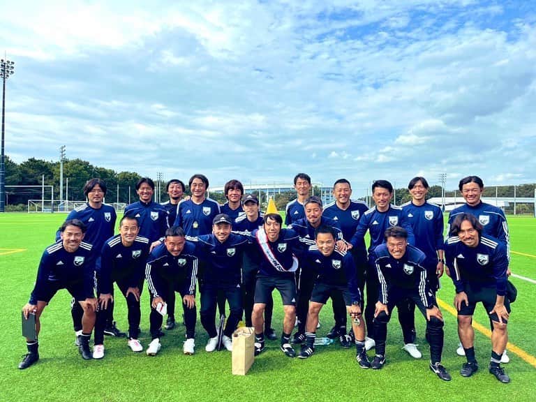 中村憲剛のインスタグラム：「: 43歳になりました🎂  バースデーゴールを決めたのがもう3年も前で、その3年後にまさかS級講習会中に誕生日を迎えるとは誰も思わないでしょう。笑  一生忘れられない誕生日になりました😂  同期の受講生皆さん、チューターの皆さん、サポートプレーヤーの慶應大学の皆さん、ありがとうございました😊  #43 #もう43 #講習会で #みんなに気づかれず #スルーされたらどうしようと #ドキドキしてたので #祝ってもらって心底ほっとしております #みなさま本当にありがとう」
