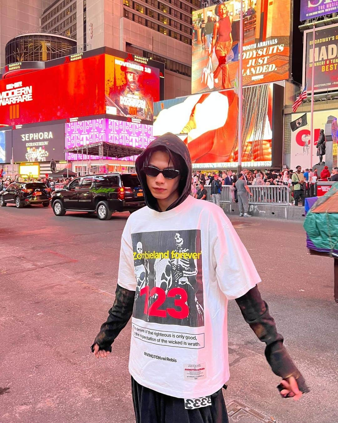 やまとのインスタグラム：「Happy Halloween🎃👻💀  T-shirt: @rrr123label  Hoodie: @diesel  Skirt: @balenciaga  Sneaker: @rickowensonline」