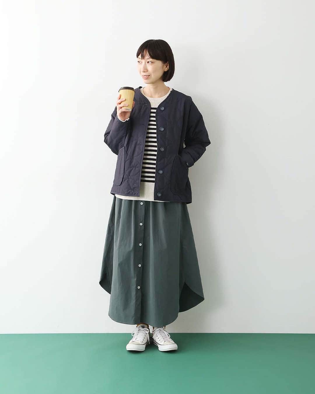 ナチュランのインスタグラム：「【 暮らしの服 】バランス重視のショート丈アウター  ・  ようやく秋冬コーデを楽しめる気候になってきましたね。  今回の暮らしの服では、 バランスのよいスタイリングを叶える ショート丈のアウターをご紹介します。  いつもロング丈ばかり選んでしまうという方も、 お手頃価格のショートアウターで 着こなしの幅を広げてみませんか？  モデル身長：158cm  -----------------------------  ■no jean コットンピーチサーモライトeco薄中コットン横ウェーブキルトジャケット(A・スミクロ) ¥6,490 (税込) [ 注文番号：MNY-4A84-3315-A ]  ■green. 圧縮ポケ付きコクーンアウター(A・ピンクベージュ) ¥10,780 (税込) [ 注文番号：GRL-4A84-3209-A ]  ■nod パディングジャケット(C・ネイビー) ¥7,590 (税込) [ 注文番号：SYS-4A73-3970-C ]  ■cloudnine コーデュロイ釦開きコート(A・チャコール) ¥5,390 (税込) [ 注文番号：NON-4A84-3328-A ]  -----------------------------  ▶️商品詳細やお買い物は写真のタグをタップ またはプロフィール（@natulan_official）から 「ナチュラン」のサイトにアクセスして 注文番号や商品名を検索してみてくださいね。  #lifewear #fashion #natulan #今日のコーデ #コーディネート #ファッション #ナチュラル #ナチュラン #日々の暮らし #暮らしを楽しむ #シンプルライフ #デイリーコーデ #プチプラコーデ #大人のプチプラ #大人カジュアルコーデ #大人服 #おしゃれな人と繋がりたい #アウター #ショート丈 #ジャケット #コート #コーデュロイ #プチプラファッション #秋冬コーデ #秋コーデ #natulan_official.」