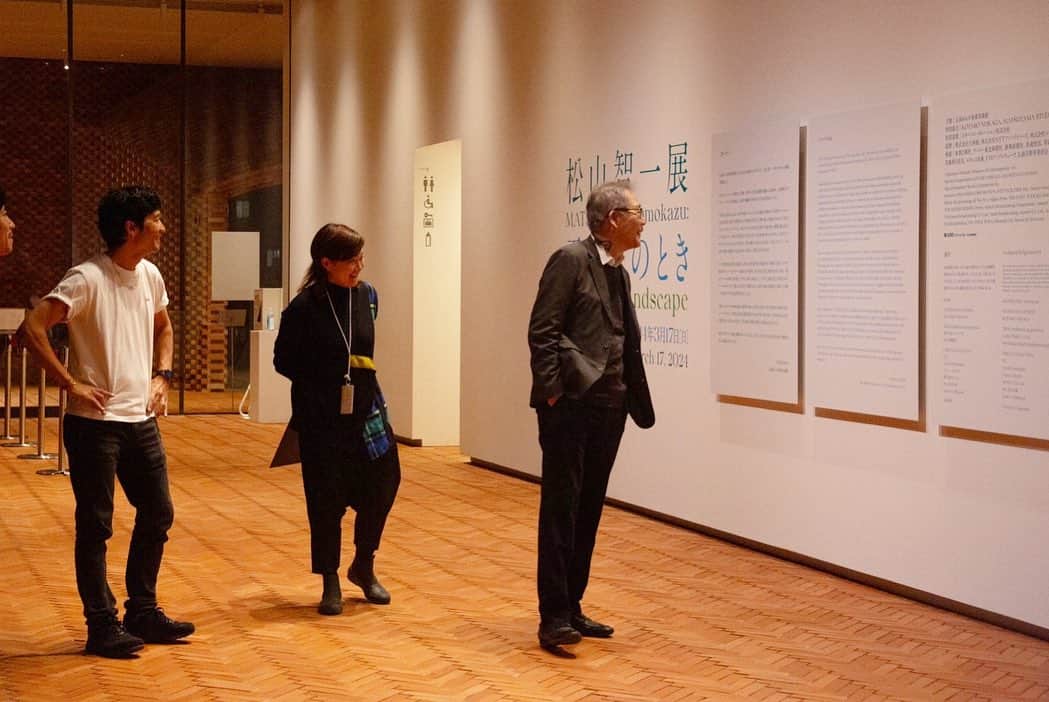 松山智一さんのインスタグラム写真 - (松山智一Instagram)「一年前に「日本の美術館では展開しないの？」の一言からすべてが始まった気がする。そうして弘前れんが倉庫美術館での個展へと展開して行った。  日本のアートシーンを牽引してきたキュレーターの南條史生氏の日本人離れした軽やかさにグローバルに活動してきたしなやかさと機敏さに感服しつつ、そのスピード感溢れる言動が実を結び、雪崩式に点と点が繋がってゆく。世代が離れていようが、視座はブレず、心地よい緊張感が続いた。今年になってからも複数の仕事で声をかけてもらいつつ、ならばと、こちらからも思い切り無茶振り返しをすることに🙇🏻‍♂️  そちらも間も無く始動。 乞うご期待💪🏻 @fumionanjo  @kotaro_nukaga11  @kotaro_nukaga   (現在開催中の個展「雪月花のときーFictional Landscape」設営時のショット) @hirosaki_moca  —————————-  It all began a year ago with the remark, ” You should consider showcasing at home 🇯🇵 “. Since then, it has been a fruitful journey to collaborate with the un-Japanese lightness and the flexibility and agility of Fumio Nanjo @fumionanjo , a prominent curator who has led the Japanese art scene and has been active globally. The way he engages and involves everyone in a cascade is reminiscent of the pace I adore. These actions bear fruit, and the dots connect. Since the beginning of this year, I've had the blessings to collaborate with him on few other occasions and projects. so I thought I'd make a bold request in return 🙇🏻‍♂️.  Stay tuned. Coming soon.  (Shota upon Installating my solo exhibition 'Fictional Landscape' at the Hirosaki Museum of Contemporary Art.)" @hirosaki_moca  📷 @tina_brd315」10月31日 13時53分 - tomokazumatsuyama