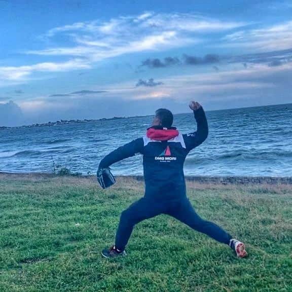 白石康次郎のインスタグラム：「🇯🇵 レーススタートが延期になり、一度ロリアンに戻りました。トレーニング再開し、今回は野球もメニューに入れ込みました。  🇬🇧 Back in Lorient and training with @coacheliot while waiting for the restart of the Transat Jacques Vabre. Today's menu included baseball.  🇫🇷 De retour à Lorient et les entraînements reprennent avec Stéphane. En attendant le départ de la transat Jacques Vabre, on s'entraîne au Baseball.   @sailingteamdmgmori #dmgmorisailingteam #kojiroshiraishi #白石康次郎 #IMOCA #transatjacquesvabre」