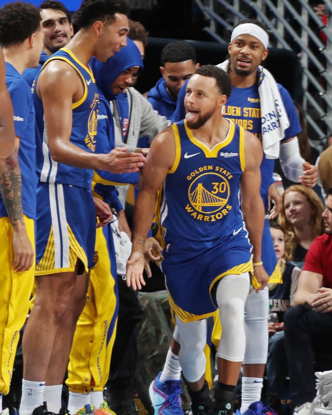 ステフィン・カリーのインスタグラム：「The fellas won some road games 🙌🏽  Back to the Bay #dubnation」