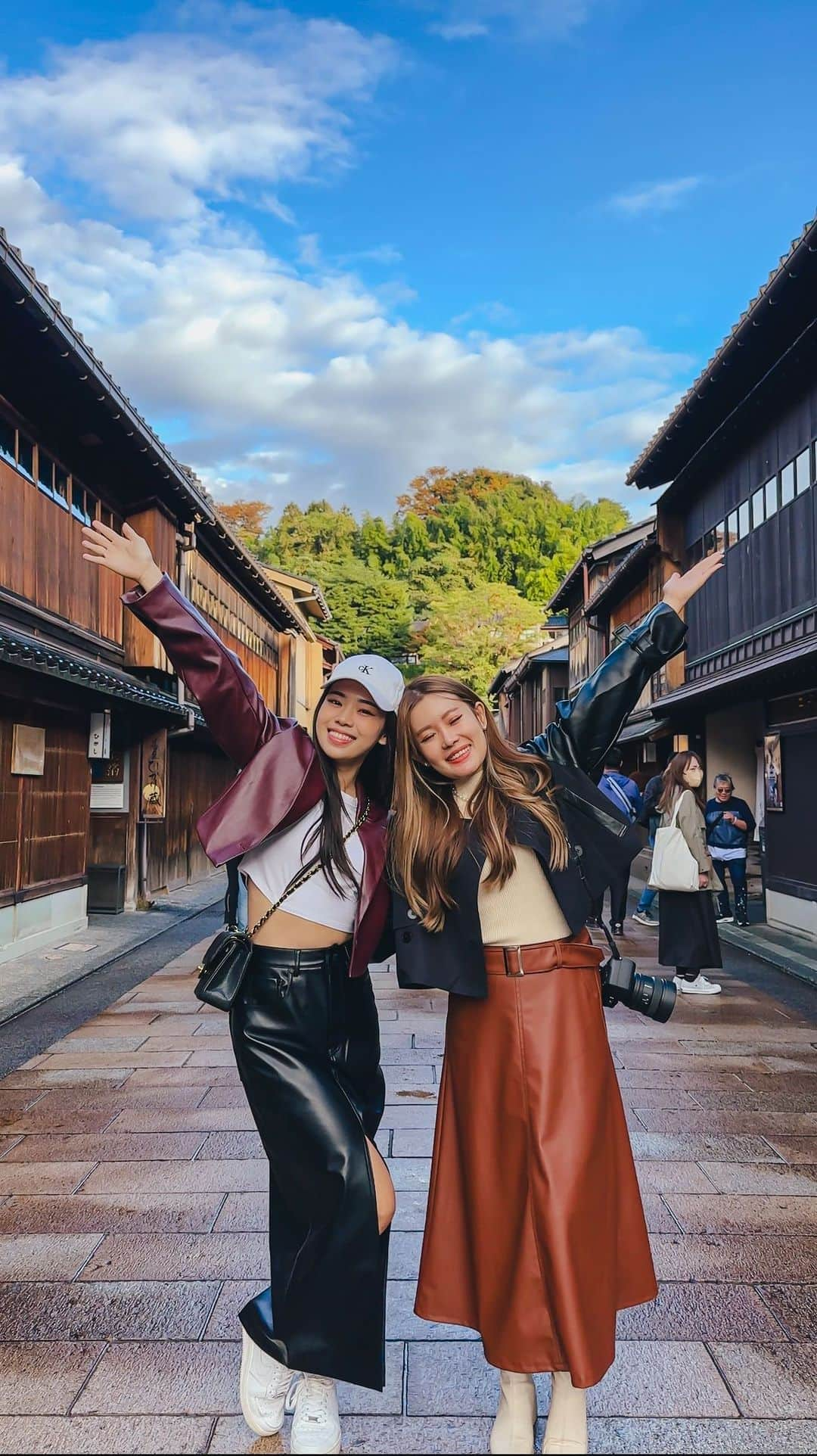 Stella Leeのインスタグラム：「Bosen main ke Tokyo - Osaka - Kyoto gitu gitu aja? Coba deh ke Kanazawa yang lokasinya sekitar 2.5-3 jam dari Tokyo!   Kanazawa merupakan area yang ngetop dengan seafood, emas, dan sejarahnya, sehingga banyak sekali aktivitas yang berhubungan dengan hal tsb di sini  1. Higashi Chaya District. It is like little Kyoto di mana kalian bisa menikmati bangunan kuno khas jaman Edo dan bisa mengunjungi Tea House tempat Geisha bekerja 🫶🏻 2. Kaisen-don with Gold Flakes is a MUST! Sashimi Kanazawa sangatlah segar, dan dipadu dengan gold flakes menjadikannya sangat mewah 3. Ice cream with Gold Leaf for Dessert juga ga boleh ketinggalan. Paling ngetopnya tentu saja yang rasa matcha tetapi juga ada varian lain seperti vanilla maupun kopi 4. Omicho Fish Market yang jaraknya hanya 1km dari Kanazawa Station merupakan pasar fresh food terbesar di Kanazawa selama ratusan tahun dan masih ramai sampai sekarang 5. Tsuzumimon Gate yang ada di JR Kanagawa merupakan salah satu landmark yang menjadi simbol kota ini, megah dan impressive!  P.S : Aku tahu banyak yang mau belanja oleh oleh, jadi rekomendasiku belanja aja souvenir yang berhubungan dengan emas. Mulai dari kue kue sampai kosmetik dan skincare  Happy traveling 🇯🇵🇯🇵❤️」