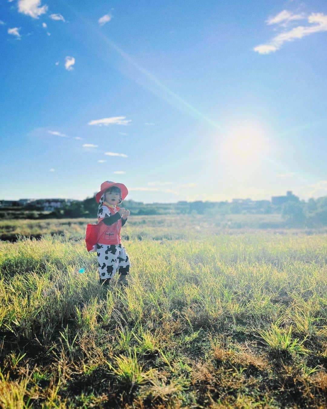 日下部ゆいこのインスタグラム：「. . ハロウィン。 . 今年は子供たちの希望通りに 長男、忍者 次男、パウパトロールのマーシャル . . 土日、ハロウィンイベントにかこつけて 永遠にお菓子だけ食べていたので しばらくお菓子は禁止にしたい。 あ、でも今日がハロウィン本番だ。 きょ、今日はいっか。 (そしてそのまま流されていく) . . #ハロウィン#halloween#男の子#男の子ママ#男の子兄弟#仮装」