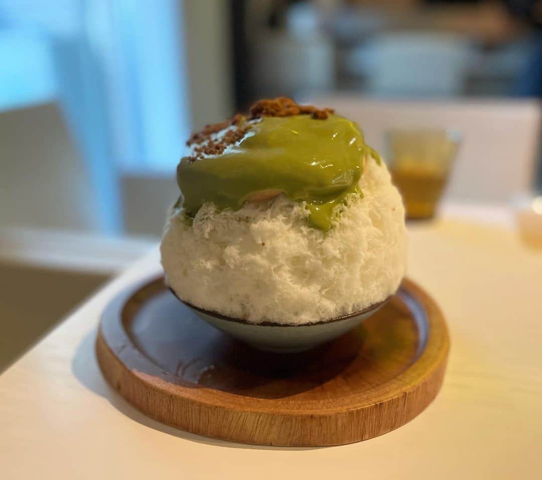 原田麻子さんのインスタグラム写真 - (原田麻子Instagram)「和栗モダン  小サイズでもしっかりな大きさ。 抹茶と栗が混ざってるのではなく栗クリームの上に抹茶アングレーズがかけられてる、みたいな。  しっかり栗の風味も楽しめて、嬉しい。  中にはみかんマリネ。  #かき氷#かき氷🍧#おやつ#ごはん#sweets#shaveice#東京かき氷」10月31日 14時02分 - achakoko
