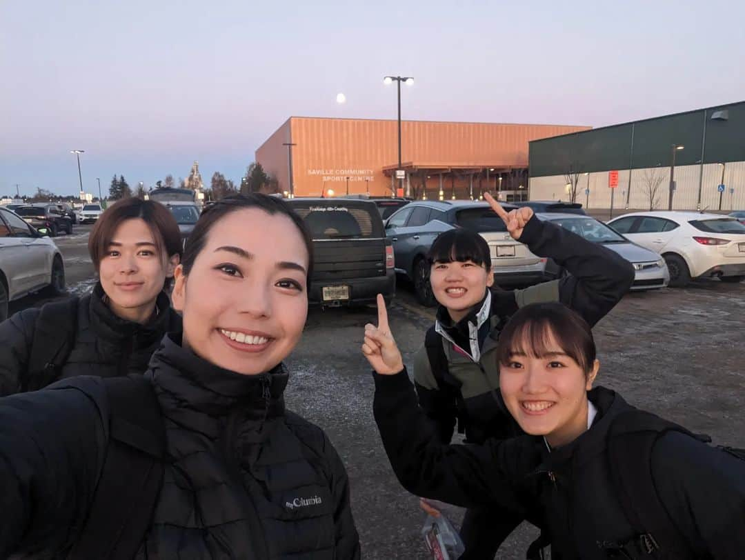 近江谷杏菜さんのインスタグラム写真 - (近江谷杏菜Instagram)「Canada week 8 in Edmonton  ↠↠↠↠↠↠↠↠↠↠↠↠↠↠↠↠↠↠ Saville Grand Prix 予選3勝1敗　準々決勝敗退ベスト8 ↠↠↠↠↠↠↠↠↠↠↠↠↠↠↠↠↠↠  遠征中、薄々気がついていましたがほとんどの時間を４人で活動しているので試合中の写真が全然ありません。 ので、今回は会場の駐車場で撮った月🌛との１枚を。。  今週も応援ありがとうございました🙇🏻 毎週違う会場、違ったチームと対戦する中で、その度に新たな課題や伸びしろが見つかり、まだまだ道のりは長いなと感じながらも、よしよしこの感じ…この乗り越えていく感じ…と前向きな気持ちは変わりません。  本当にそれぞれがチームのためにという気持ちを持って、オンアイスでもオフアイスでも、はたまた遠く離れた日本からでも、自分の役割を全うしようと頑張っているのを見ていますし、このチームを心から信じられるということが自分の自信にもモチベーションにも繋がっていると感じています。  次週はカナダ遠征ラストウィーク。 しっかり心と身体の準備をしてのぞみます🔥🔥  Next→Alberta Curling Series - Event2 / Beaumont.AB  #カーリング #フォルティウス #カナダ合宿中 #curling #canada #edmonton」10月31日 13時59分 - annaohmiya12