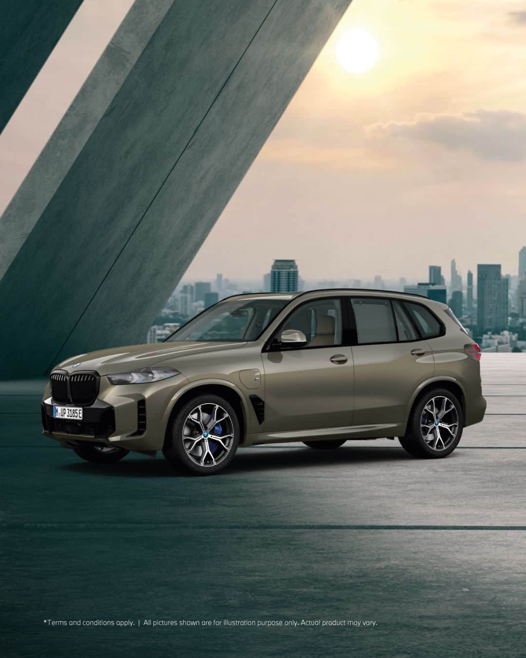 BMW Thailandのインスタグラム：「THE NEW X5 ยนตรกรรม SAV ที่จะมอบความสะดวกสบายสูงสุดและลุยไปกับคุณได้ในทุกเส้นทาง นำเสนอความสวยงามของไฟหน้าและไฟท้ายแบบ LED ใหม่ พร้อมด้วยห้องโดยสารที่สปอร์ตและหรูหรายิ่งขึ้นกว่าเดิม มาพร้อมกับ 2 รุ่นย่อยที่ให้คุณเลือกตอบโจทย์ไลฟ์สไตล์ได้อย่างลงตัว  🔹THE NEW X5 xDrive30d M Sport ขุมพลังดีเซล 6 สูบแถวเรียงมาพร้อมกับแรงบิดมหาศาลถึง 670 นิวตันเมตร พร้อมให้คุณใช้งานทุกสถานการณ์ ผสมผสานกับช่วงล่างแบบ Adaptive M Suspension ที่สร้างความมั่นใจในทุกสภาวะ เติมเต็มสุนทรียภาพแห่งการเดินทางด้วยระบบเครื่องเสียงรอบทิศทาง Harman Kardon และเสริมความดุดันด้วยล้ออัลลอย M น้ำหนักเบา ขนาด 20 นิ้ว  🔹THE NEW X5 xDrive50e M Sport อีกระดับแห่งการขับเคลื่อนด้วยเครื่องยนต์เบนซินปลั๊กอินไฮบริด พละกำลัง 489 แรงม้า ขับเคลื่อนด้วยมอเตอร์ไฟฟ้าได้ไกลสูงสุด 113 กิโลเมตร จับคู่กับช่วงล่างถุงลม Adaptive 2-axle มอบความสะดวกสบายในทุกเส้นทาง โดดเด่นด้วยกระจังหน้า BMW Kidney ‘Iconic Glow’ และไฟหน้า M Lights Shadow Line ภายในเสริมความหรูหราด้วยการตกแต่งผลึกแก้ว ‘CraftedClarity’ พร้อมระบบเสียงรอบทิศทาง Bowers & Wilkins Diamond  คลิกจอง: https://shop.bmw.co.th/  ข้อมูลเพิ่มเติม คลิก: https://www.bmw.co.th/th/all-models/x-series/X5/2023/bmw-x5-overview.html   #BMW #BMWTH #JOYisBMW #สุนทรียภาพแห่งการขับขี่ #THEX5」