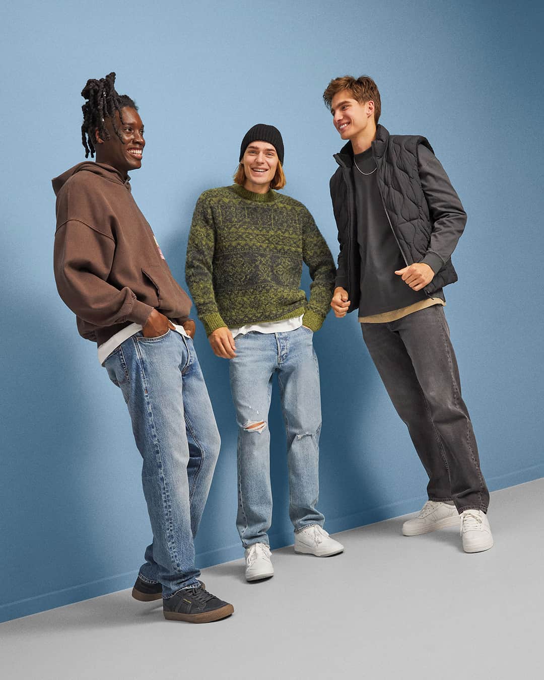 ジャック&ジョーンズのインスタグラム：「Be it winter, spring, summer or autumn – jeans know no wrong season. Add some new denim to your rotation, and see how your weather-appropriate outfits can quadruple. #jackandjones」