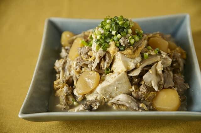 暮らし上手のインスタグラム：「今日の晩ごはんに『栗とまいたけのそぼろ炒め』はいかがですか？  みないきぬこさんの『栗とまいたけのそぼろ炒め』は、栗とそぼろを卵でとじた、秋を感じさせる味。まいたけ、挽肉のダブルの旨味が染み込んだ豆腐がたまりません。まいたけは大きくほぐして存在感を出すと食べごたえが出ます。  ------------------------------ 調理時間：15分（時短）  材料 （ 2人分 ） 甘栗（または栗の甘露煮） …80ｇ まいたけ …２パック（約200ｇ） 木綿豆腐 …１丁（300ｇ） 豚挽肉 …200ｇ 卵 …２個 ニンニク（みじん切り） …小さじ１ サラダ油 …小さじ１ 塩 …小さじ1/2 こしょう …少々 細ねぎ（小口切り） …適量  ------------------------------  レシピの詳細はプロフィールリンクから！  #Kurashi #暮らし上手 #晩ごはん #レシピ #簡単レシピ」