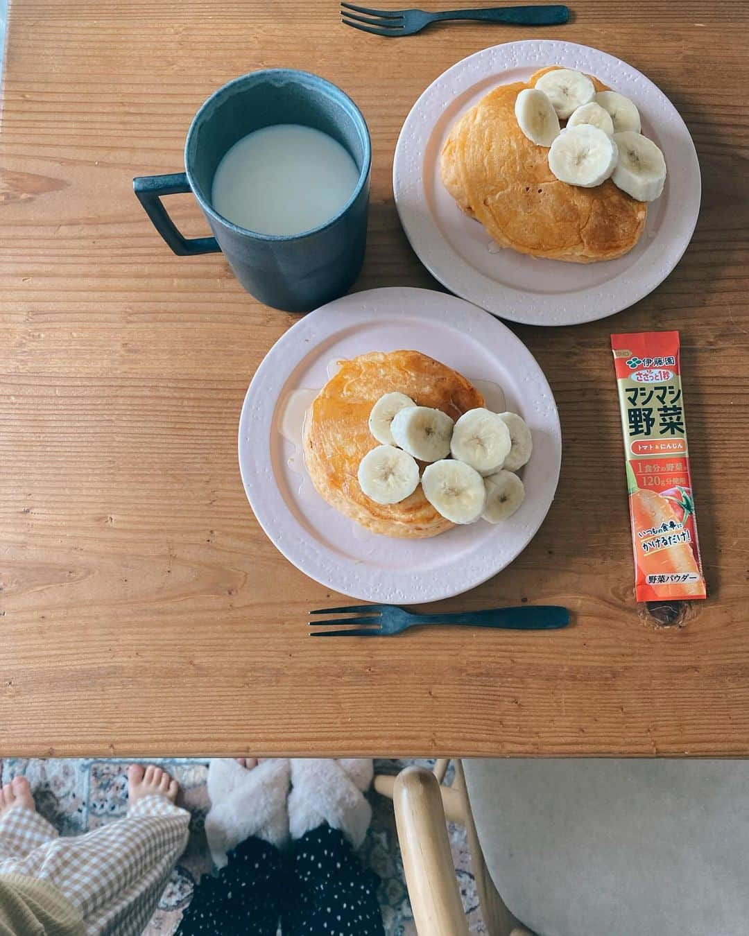 井村亜里香さんのインスタグラム写真 - (井村亜里香Instagram)「毎日娘に作るご飯で1番気になるのが 一日の野菜の摂取量🍅🥬🥕  いつもの食事にささっとかけるだけで 不足しがちな野菜を食事と補える 「ささっと1秒マシマシ野菜 トマト＆にんじん」がとても便利！ @vegefruits_itoen  忙しい朝はパンケーキに混ぜて 朝から野菜摂取できて身体の調子も良い◎ (バナナとはちみつだけのシンプルパンケーキが 好きな娘にはありがたいアイテム。)  ほうれん草・ブロッコリー・小松菜の方は、 ヨーグルトにかけるのもオススメ。  1食分の野菜を簡単に粉末で使用できるのでとても助かる🥹 スティックタイプなので 手軽に持ち運べて旅行にも使えそう✨ (長期の保存も可能です◯)  #PR#ささっと1秒マシマシ野菜  #マシマシ野菜 #食パ #タイパ #伊藤園」10月31日 14時00分 - arika_imura