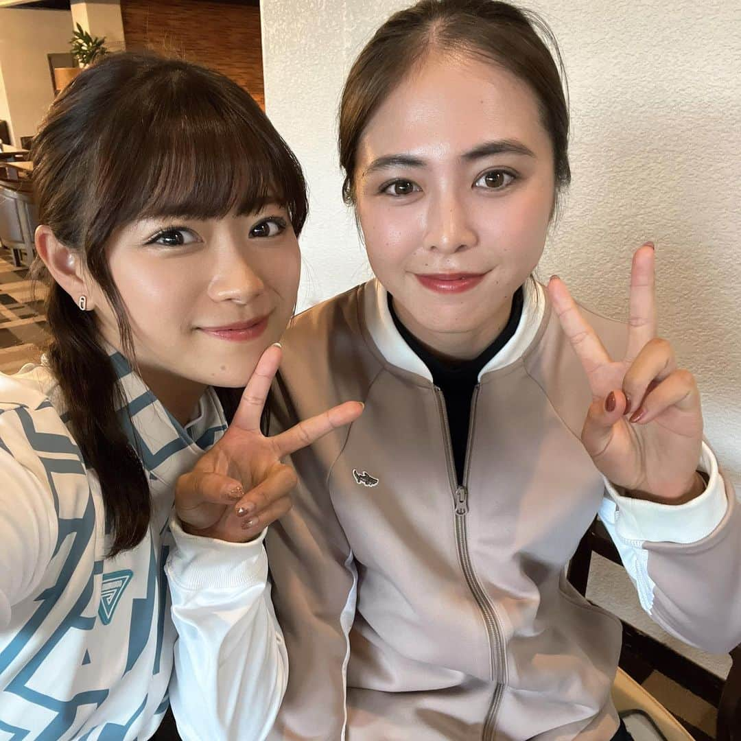 山内鈴蘭さんのインスタグラム写真 - (山内鈴蘭Instagram)「中井学ファンの皆様の熱量に、感動したコンペでした😢🔥 (写真の学さん黒い😳笑)  日頃からお世話になっている、東京のお父さん！笑 中井学さんの″オンラインサロンコンペ″にて ゲストでニアピン対決イベントをさせて頂きました🌸  始球式、直ドラでフェードカッコ良すぎたよ！！！！！笑  ファンの方同士で交流し、コンペ開催したり 中井学さんへの想いを形にするために試行錯誤して 一致団結する姿に感動するばかりでした。  オンラインサロンでは関東支部、関西支部など各地方に支部があり、それもファンの皆様同士で作り皆さんで想いを繋げていくことを大切にしている事を知りました。  素晴らしい😢😢😢❤️ 尊敬します。  中井学さんと初めてお会いしたのは、 10年前、セガサミーカップのオンライン中継のお仕事でした☺️  その頃から今でも中井学さんの熱い想いのこもった言葉が大好きで、伝える事の大切さを学びました。  今では大先輩でもあり、尊敬し合える仲間でもあり、 お友達でもあり、師匠でもあるこの関係性に感謝の気持ちでいっぱいです😭😭😭(学さんは師匠と呼ばれるの嫌うけど、私は言います！笑)  ゴルフ業界いろんな事があるけれど、 私達は【楽しさを共有する場所】を作り続けていきたい。  ゴルフをキッカケに最高な出会いを見つけてほしい。  何より、末永くゴルフを楽しんで頂けるお手伝いがしたい！  と学さんといつもお話しするんです😊🌸  ただ、それだけ。 本当にゴルフを好きになってもらいたい！  いつも熱く語ってしまう、私と学さんですが。笑笑  付き合ってくれるファンの皆様に感謝、感謝です！！笑笑  想いがあるから熱くなれる☺️❤️❤️❤️  そうだよね？🫣  中井学ファンの皆様、本当にありがとうございました！ これからもお会いする機会があるかと思います🙋‍♀️ その時は全力で楽しみましょうね😍  頑張りすぎてしまう学さん！笑 たまには休んでくださいな。笑 いつも寝てないイメージです。笑 試合も応援しに行くからね！！！ いつも本当に、ありがとう、ありがとう😊🌸  最後になってしまいましたが、 深谷琴乃ちゃん🥺 可愛くてサバサバしてて超絶好きなタイプ😳❤️ もっと仲良くなりたーい🤤 また会った時はお話しようねん♫  #中井学 #中井学オンラインサロン #ゴルフコンペ #こだまゴルフクラブ #ゴルフ好きな人と繋がりたい #ゴルフイベント #いつもありがとう #ゴルフウェア #gorurun #ゴルラン #ゴルフコーデ」10月31日 14時04分 - xxsuzuranxx