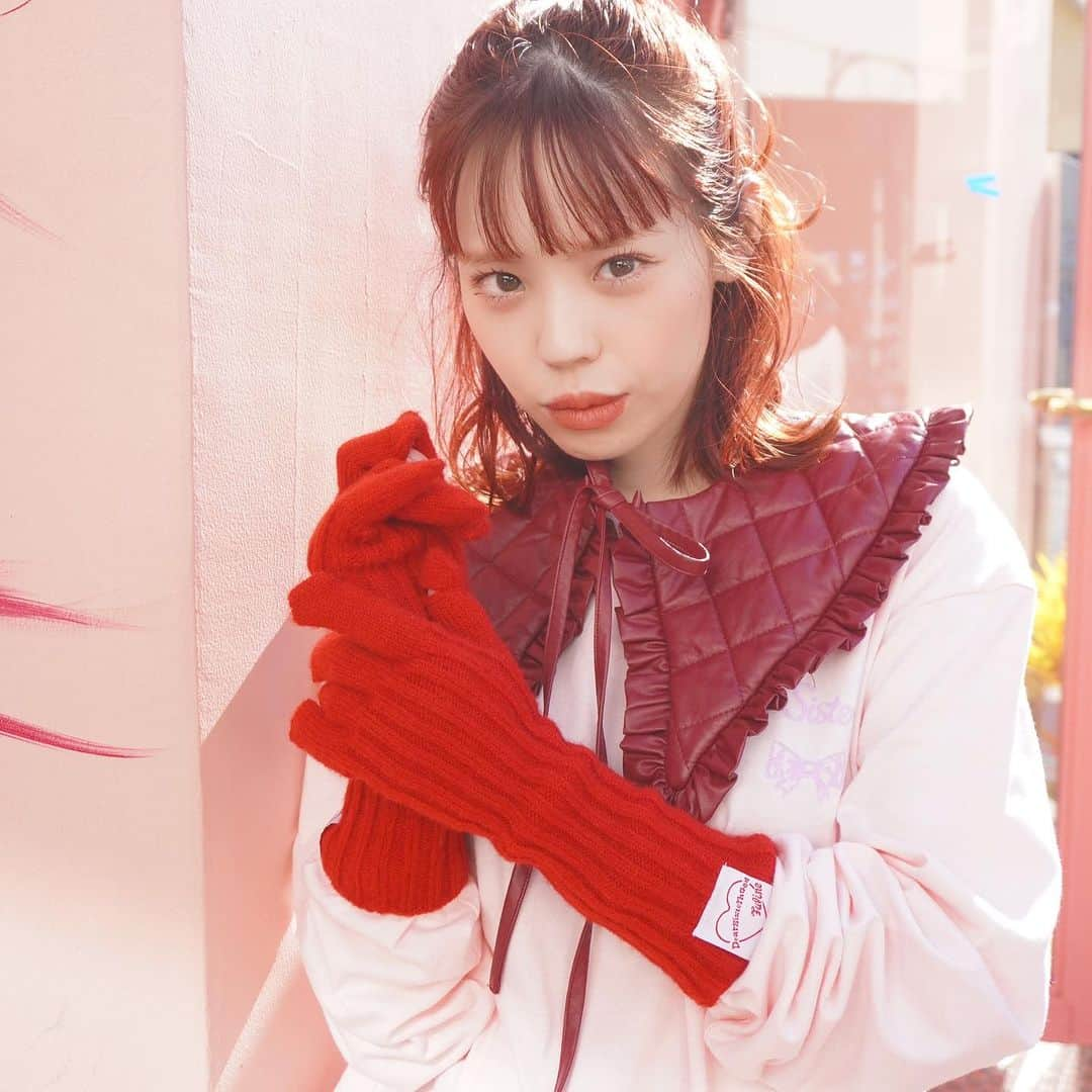 瀬戸あゆみのインスタグラム：「【明日から🍒】 Dear Sisterhood POP UP STORE in 伊勢丹新宿店  Addicted by Cuteness~for acutegrrrls 2023〜にて、 Dear Sisterhoodの出店が決定致しました🎀  Date : 11/1 (wed.) - 11/5 (sun.) ※最終日は午後6時まで Place:伊勢丹新宿店 本館6階催物場  【 @setoayumi 来店日】 ①11/1(Wed.)18:00-19:00【明日❗️】 ②11/3(Fri./祝)16:00-17:00  伊勢丹新宿店では、初日のあしたと中日の祝日に店頭立ちます！ みなさんふらりと会いに来てください💖  POP UP STOREにて￥20,000以上お買い物頂いた方へ お客様のスマホで写真撮影&サイン入りチェキをプレゼント🎀 期間中、整理券を配布させて頂きます！(イベント日時にお買い物しなくても、事前に整理券持っていたら大丈夫ってことです🌹)  ちゃんとした告知がぎりぎりになってしまった。。。東京組のみんな、あした、写真撮れなくてもお話ししに来てください🫶🏻 会えるだけでうれしいです…🥰  ちなみにこの写真で着ているロンTは、店舗限定のもの。 グローブは、名古屋で大人気のノベルティだったのでもう少し追加して新宿でも配れるよう特別にご用意しました…💌 早い者勝ちですが、ほしいみなさんに行き渡りますようにっ！  #dearsisterhood #伊勢丹新宿店」