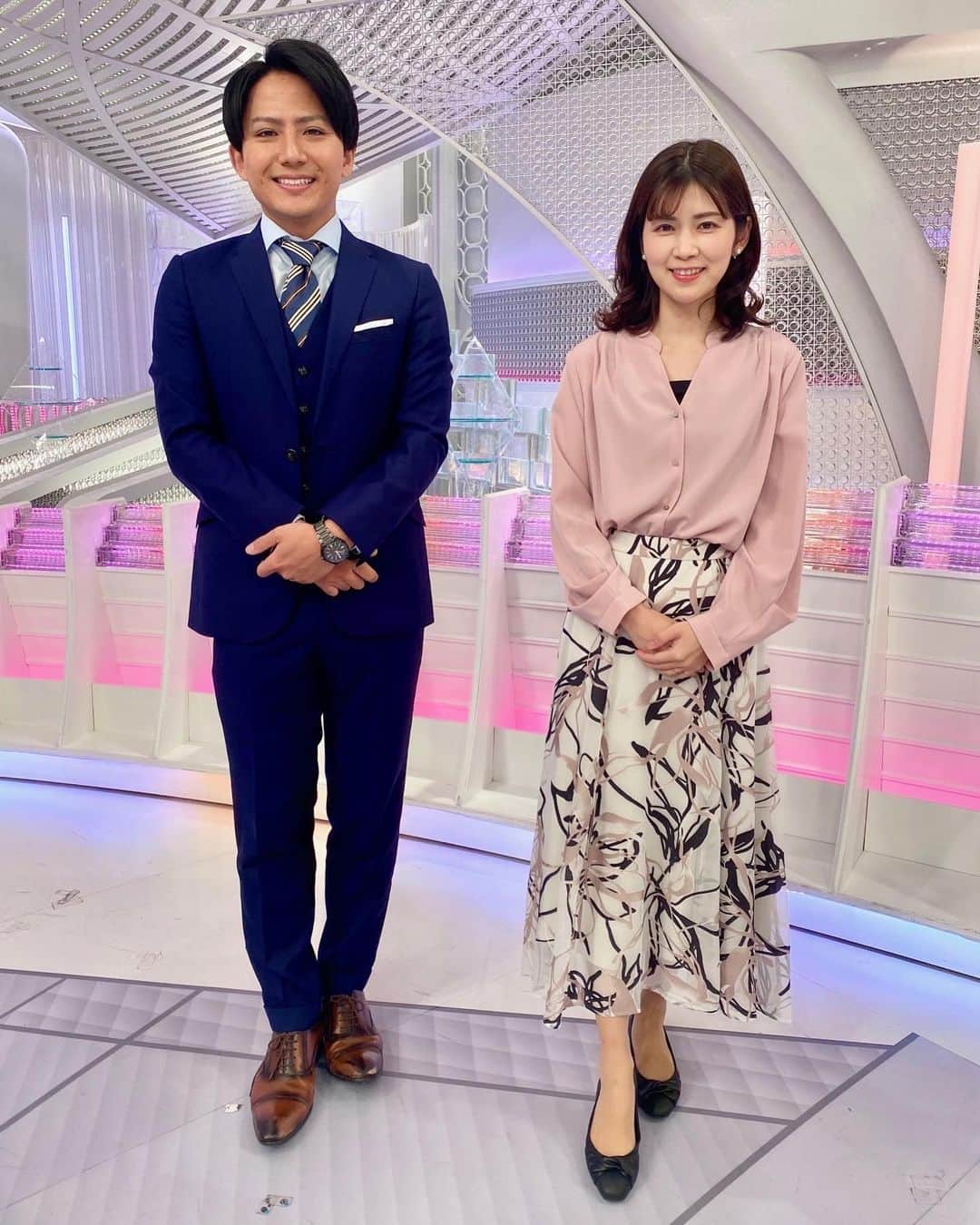 のインスタグラム：「きょうは午後も広い範囲で晴れそうです。 東海や関東地方では夜にかけて急な雨や雷雨にご注意ください。  11月のはじめは夏日の予想で、季節が逆戻りしそうです。  竹内アナ トップス&スカート #stola @stola.jp   安宅アナ スーツ @hanabishihousei ネクタイ  #FAIRFAX  #島田彩夏 #立本信吾 #安宅晃樹 #竹内友佳 #アナウンサー #フジテレビ #ライブニュースデイズ #livenewsdays #ファッション #コーディネート」