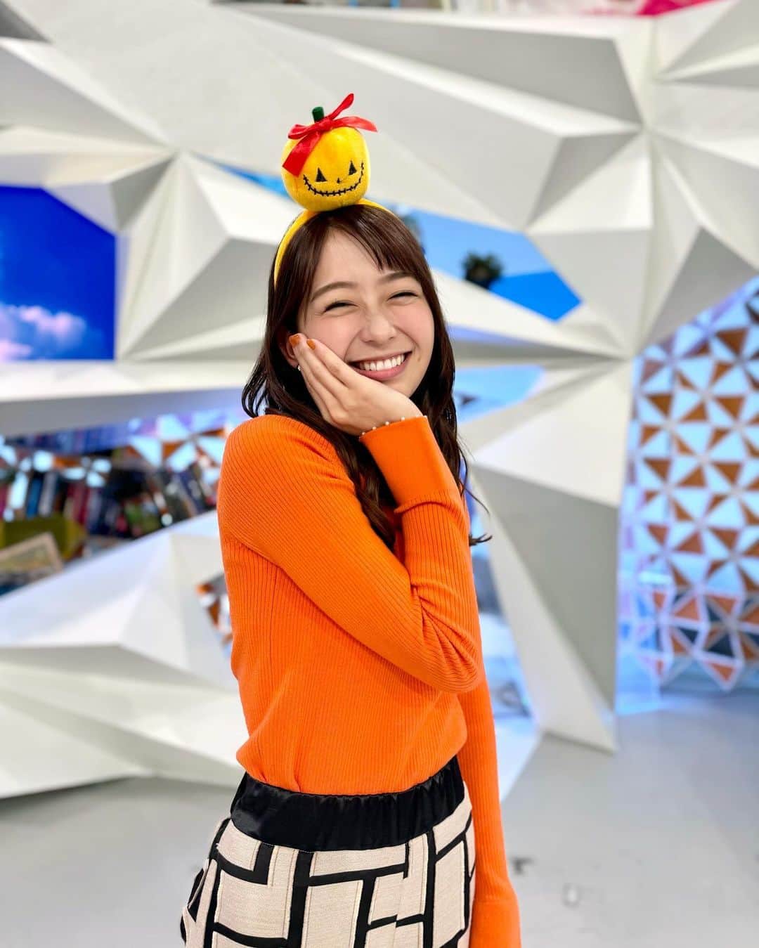 フジテレビ「めざまし8」のインスタグラム：「. 🧡きょうのこむっち🧡 ❁.｡.:*:.｡.✽.｡.:*:.｡.❁.｡.:*:.｡.✽.｡.:*:.｡.❁  カボチャカチューシャ🎃に ニットとネイルもオレンジのハロウィーンカラー🧡 「カボチャの煮付けでも作ろうかな〜」と和風ハロウィーンパーティー？  ✼••┈┈┈┈┈••✼✼••┈┈┈┈┈••✼  🧡ニット @lounie_jp 🤎パンツ @beatrice_fsf  #めざまし8 #小室瑛莉子 #こむっち #衣装 #fashion #fashionstyle #ootd」
