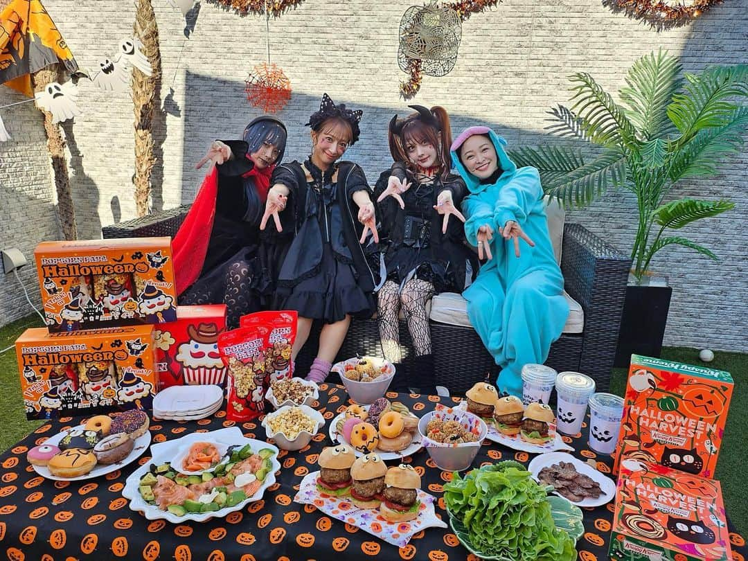 田中れいなさんのインスタグラム写真 - (田中れいなInstagram)「. 先日 のんつぁんのお家で ハロウィンパーティー🎃をしてきました💓  プライベートでハロウィン楽しむなんて、した事なかったけんすっごく楽しかったぁ🥹❤️ たくさんおいしいご飯も用意してくれて 居心地よくて めちゃくちゃ居座りました🤭  ℋ𝒶𝓅𝓅𝓎𝕙𝕒𝕝𝕝𝕠𝕨𝕖𝕖𝕟‪🎃 ・‥…━━━☞・‥…━━━☞ #ハロウィン #ハロウィンパーティー #辻希美 さん #高橋愛 ちゃん #市井紗耶香 さん #田中れいな ちゃん #仮装」10月31日 14時20分 - tanakareina.lovendor