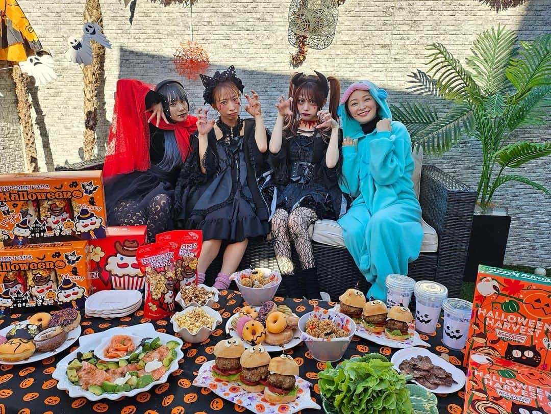 田中れいなさんのインスタグラム写真 - (田中れいなInstagram)「. 先日 のんつぁんのお家で ハロウィンパーティー🎃をしてきました💓  プライベートでハロウィン楽しむなんて、した事なかったけんすっごく楽しかったぁ🥹❤️ たくさんおいしいご飯も用意してくれて 居心地よくて めちゃくちゃ居座りました🤭  ℋ𝒶𝓅𝓅𝓎𝕙𝕒𝕝𝕝𝕠𝕨𝕖𝕖𝕟‪🎃 ・‥…━━━☞・‥…━━━☞ #ハロウィン #ハロウィンパーティー #辻希美 さん #高橋愛 ちゃん #市井紗耶香 さん #田中れいな ちゃん #仮装」10月31日 14時20分 - tanakareina.lovendor