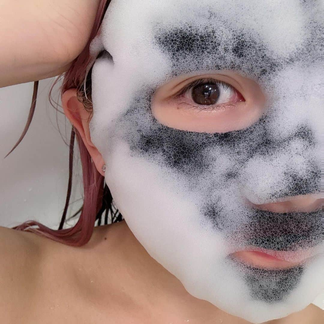 平野友里（ゆり丸）さんのインスタグラム写真 - (平野友里（ゆり丸）Instagram)「💆🏻‍♂️  最近使ってよかったパック♡  @pax.moly の『CHARCOAL PEARL BUBBLE MASK』  シートを顔につけたら、５分くらいで顔全体が きめ細やかな泡で包まれるバブルマスク🫧✨  角質や汚れを落としながら、しっかり保湿されて キメも整う優秀パック♡  このパックをしたあと、化粧水の浸透が良すぎて びっくりした🥰✨  ２週に一度とかクレンジングケアとして使いたいな✨  ・ ・ ・ ・  #pakmoly #バブルマスク #バブルマスクパック  #パック #パックおすすめ #クレンジングマスク  #クレンジング #スキンケア #スキンケア紹介  #スキンケア用品 #スキンケア好き #美容 #美容好き  #女子力向上委員会 #韓国スキンケア #韓国スキンケアグッズ  #韓国スキンケアおすすめ #レビュー #ゆり丸 #ゆり丸事情」10月31日 14時20分 - yurimaruchan___