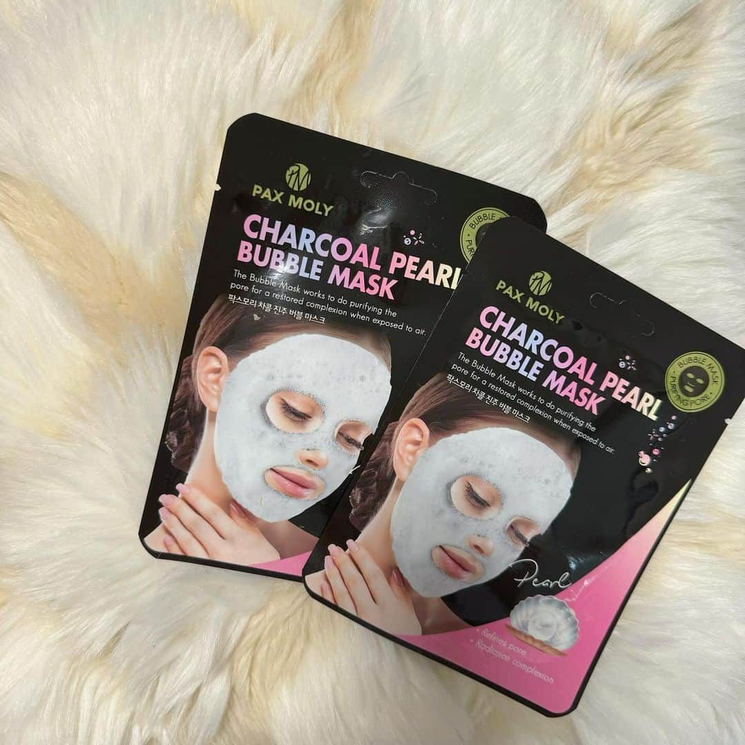 平野友里（ゆり丸）のインスタグラム：「💆🏻‍♂️  最近使ってよかったパック♡  @pax.moly の『CHARCOAL PEARL BUBBLE MASK』  シートを顔につけたら、５分くらいで顔全体が きめ細やかな泡で包まれるバブルマスク🫧✨  角質や汚れを落としながら、しっかり保湿されて キメも整う優秀パック♡  このパックをしたあと、化粧水の浸透が良すぎて びっくりした🥰✨  ２週に一度とかクレンジングケアとして使いたいな✨  ・ ・ ・ ・  #pakmoly #バブルマスク #バブルマスクパック  #パック #パックおすすめ #クレンジングマスク  #クレンジング #スキンケア #スキンケア紹介  #スキンケア用品 #スキンケア好き #美容 #美容好き  #女子力向上委員会 #韓国スキンケア #韓国スキンケアグッズ  #韓国スキンケアおすすめ #レビュー #ゆり丸 #ゆり丸事情」