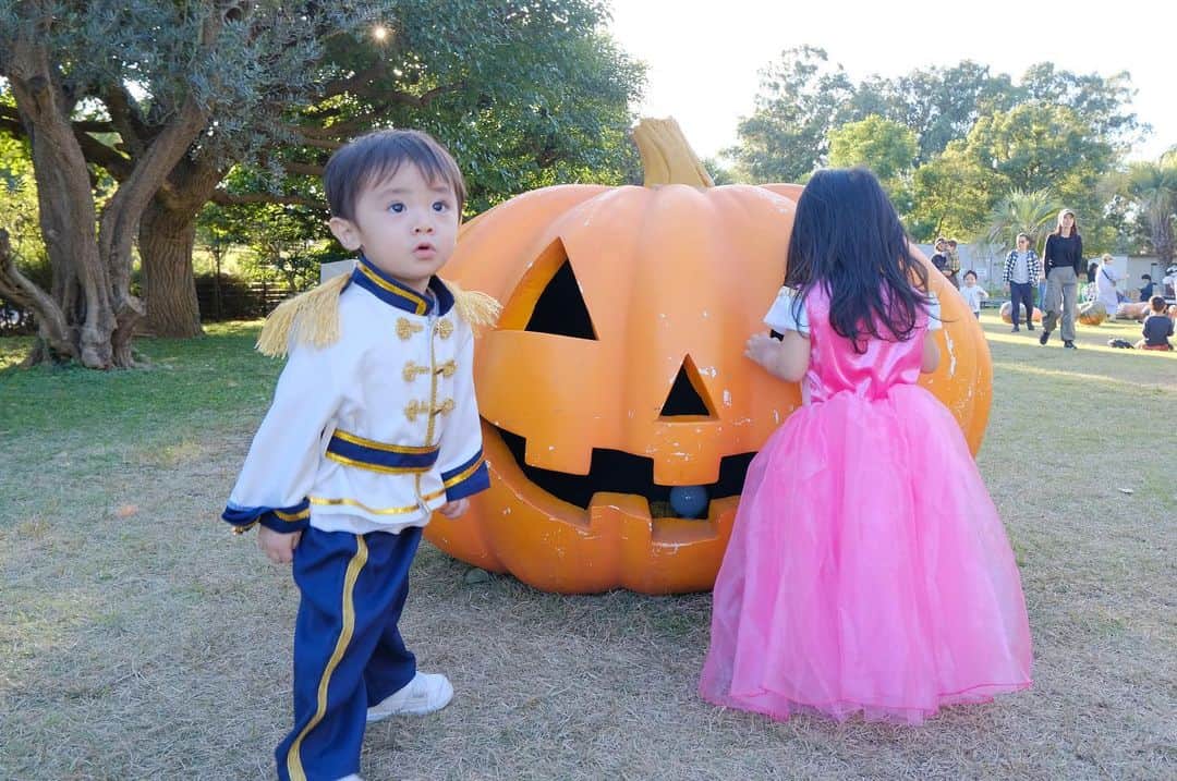 浜田翔子さんのインスタグラム写真 - (浜田翔子Instagram)「little prince 🤴💞princess👸🩵 🎃Halloween 夢の島すごいよかった♡ また行きたいな〜🍀  写真は妹が沢山可愛いく撮ってくれたよ〜 私が妊婦で動きづらいから沢山助けてもらって感謝だよ🥺  #trickortreat」10月31日 14時18分 - shoko_hamada