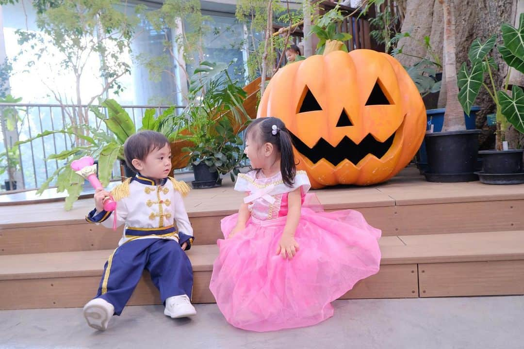 浜田翔子のインスタグラム：「little prince 🤴💞princess👸🩵 🎃Halloween 夢の島すごいよかった♡ また行きたいな〜🍀  写真は妹が沢山可愛いく撮ってくれたよ〜 私が妊婦で動きづらいから沢山助けてもらって感謝だよ🥺  #trickortreat」