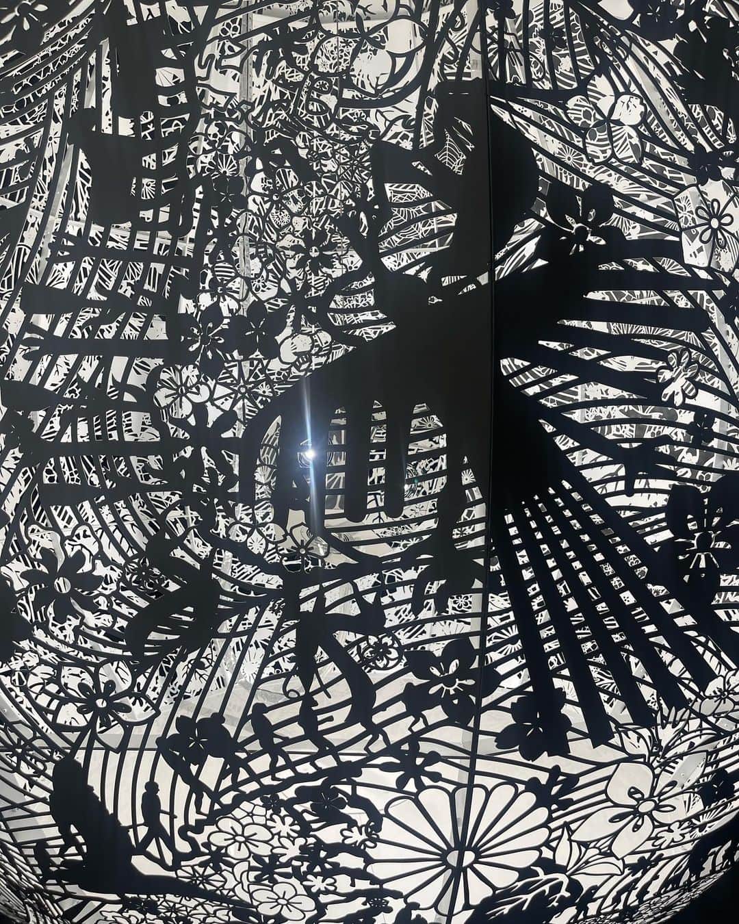 ELLE DECOR JAPANさんのインスタグラム写真 - (ELLE DECOR JAPANInstagram)「【明日より！】東京・六本木の国立新美術館で大規模個展『大巻伸嗣｜真空のゆらぎ』が開催。  観る者の身体感覚を揺さぶる大規模なインスタレーションで知られる現代美術家、大巻伸嗣。  本展では、天井高8m、2000㎡にも及ぶ、柱の無い大きな展示室の空間的特徴を最大限に生かした3つの大きなインスタレーションを展開するほか、貴重なドローイングも展示。  会場内でパフォーマンスも行われるほか、大巻と詩人の関口涼子の対談イベントなども行われる予定。この機会に、さまざまな感覚を刺激する大巻の総合芸術を体感して。  『大巻伸嗣　Interface of Being　真空のゆらぎ』 📅 2023年11月1日（水）〜12月25日（月） 📍国立新美術館　企画展示室2E（東京都港区六本木7-22-2） 🕑 10:00-18:00（入場は閉館の30分前まで）　 休館日／毎週火曜日 観覧料／無料  text : Shiyo Yamashita  #大巻伸嗣 #真空のゆらぎ #shinjiohmaki #開催中 #現代アート #アート展 #アート好き #国立新美術館 #nationalartcenter #六本木」10月31日 14時22分 - elledecorjapan