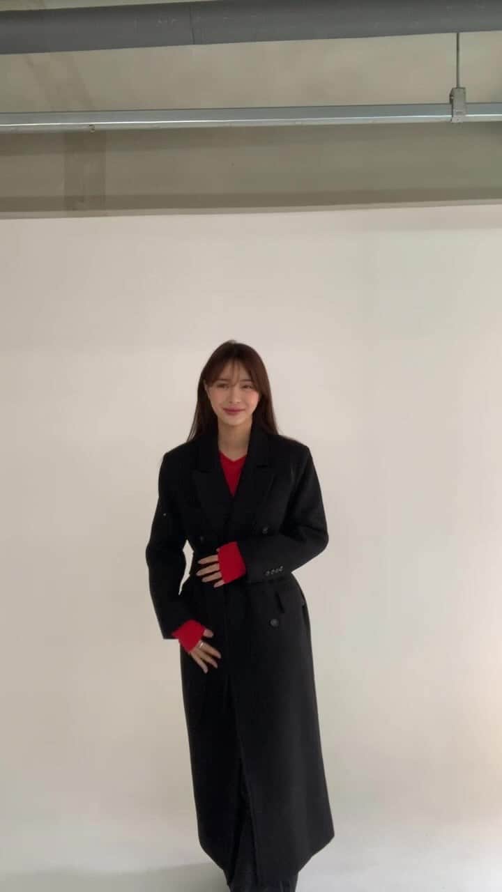 キム・ボラムのインスタグラム：「다들 놀라셨죵 옷 뺏기기 전에 급하게 라방 켜봤어요 😉  코트 10%할인 가격으로 꼭 쟁이세요📌 -르먼더블롱코트」