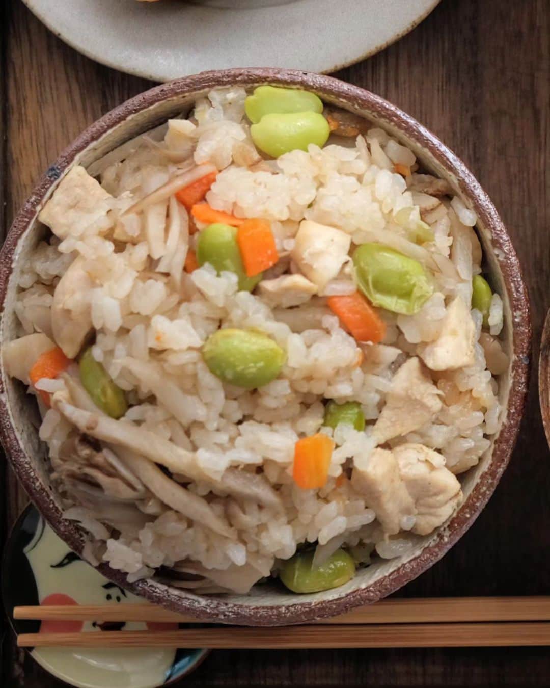 わたをさんのインスタグラム写真 - (わたをInstagram)「お昼ごはん  牛肉が300gくらいしかなかったから豚肉200g追加して何とか作った肉じゃが。わざわざ買いに走ったコンニャクを入れ忘れた炊き込みご飯。春菊のお味噌汁と卵焼き。かっぱキムチ。  #おうちごはん #昼ごはん #お昼ごはん #昼食  #Yummy #Delicious #Japan #japanesefood #Japaneselunch #lunch」10月31日 14時28分 - watao.n